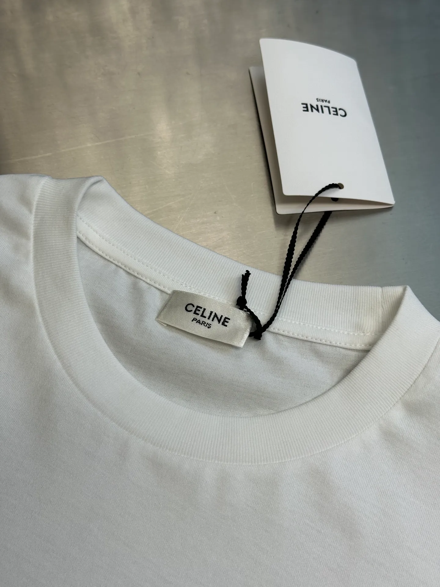 🅿️260 Celine childlike painting printed round neck short sleeves. Specific mercerized long-staple cotton fabric, made of 50S double-strand mercerized cotton, weight 165g; with 32S 1×1 tensioner thread, 300g. The finer the yarn and the higher the count, the softer, smoother and finer the resulting fabric is usually. Two yarns are used and twisted together. Doing so can enhance the strength and durability of the fabric and give it a fuller feel. Cotton fibers are treated with concentrated caustic soda solution to smooth the fiber surface and increase the gloss and softness of the fabric.  Childlike graffiti painting printing, according to the original color and the same color glue material, choose high-elastic stretch frame glue printing. It increases the elasticity of the printed area, and at the same time has strong penetration and color fastness, especially on cotton fabrics. The details of the printing are very well handled, with no burrs or traces of crossing the border. After technical processing of the printing screen, the slurry can penetrate into the fabric where there is a pattern. The permeability is strong and the fabric texture is clearly visible.  Dot paste printing technology is partially used. The distribution of dots is very dense, so the printed pattern has extremely high clarity and resolution. High-density dot paste printing technology is used to print various complex patterns and textures on clothing. Due to the special properties of the paste, the printed patterns have a certain degree of attraction, unique visual effects, and delicate touch.  Simple vertical round neck and short-sleeved version, the pattern is developed to create an extremely straight fit. The knitted material has certain stretchability, and the upper body will not be too tight. Round neck with ribbed splicing of the same color. The inner back collar is taped to effectively prevent the neckline from deforming after repeated wear and washing. The shoulder line is fitted, and the bottom hem and cuffs are trimmed with specially machined open-stitching.  size：xs s m l