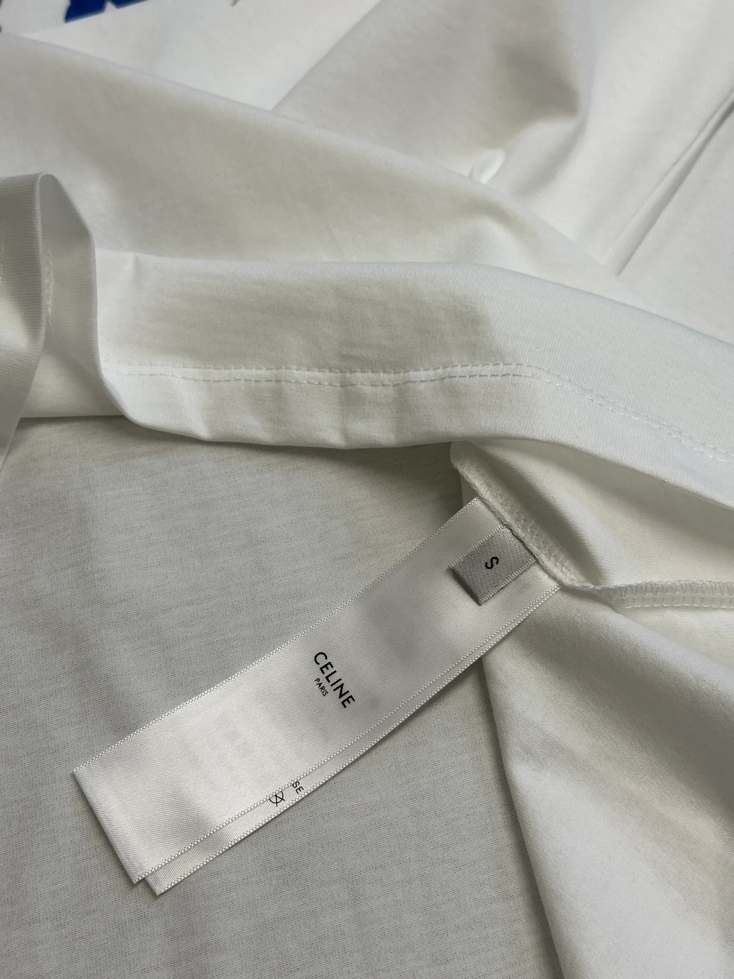 🅿️260 Celine childlike painting printed round neck short sleeves. Specific mercerized long-staple cotton fabric, made of 50S double-strand mercerized cotton, weight 165g; with 32S 1×1 tensioner thread, 300g. The finer the yarn and the higher the count, the softer, smoother and finer the resulting fabric is usually. Two yarns are used and twisted together. Doing so can enhance the strength and durability of the fabric and give it a fuller feel. Cotton fibers are treated with concentrated caustic soda solution to smooth the fiber surface and increase the gloss and softness of the fabric.  Childlike graffiti painting printing, according to the original color and the same color glue material, choose high-elastic stretch frame glue printing. It increases the elasticity of the printed area, and at the same time has strong penetration and color fastness, especially on cotton fabrics. The details of the printing are very well handled, with no burrs or traces of crossing the border. After technical processing of the printing screen, the slurry can penetrate into the fabric where there is a pattern. The permeability is strong and the fabric texture is clearly visible.  Dot paste printing technology is partially used. The distribution of dots is very dense, so the printed pattern has extremely high clarity and resolution. High-density dot paste printing technology is used to print various complex patterns and textures on clothing. Due to the special properties of the paste, the printed patterns have a certain degree of attraction, unique visual effects, and delicate touch.  Simple vertical round neck and short-sleeved version, the pattern is developed to create an extremely straight fit. The knitted material has certain stretchability, and the upper body will not be too tight. Round neck with ribbed splicing of the same color. The inner back collar is taped to effectively prevent the neckline from deforming after repeated wear and washing. The shoulder line is fitted, and the bottom hem and cuffs are trimmed with specially machined open-stitching.  size：xs s m l