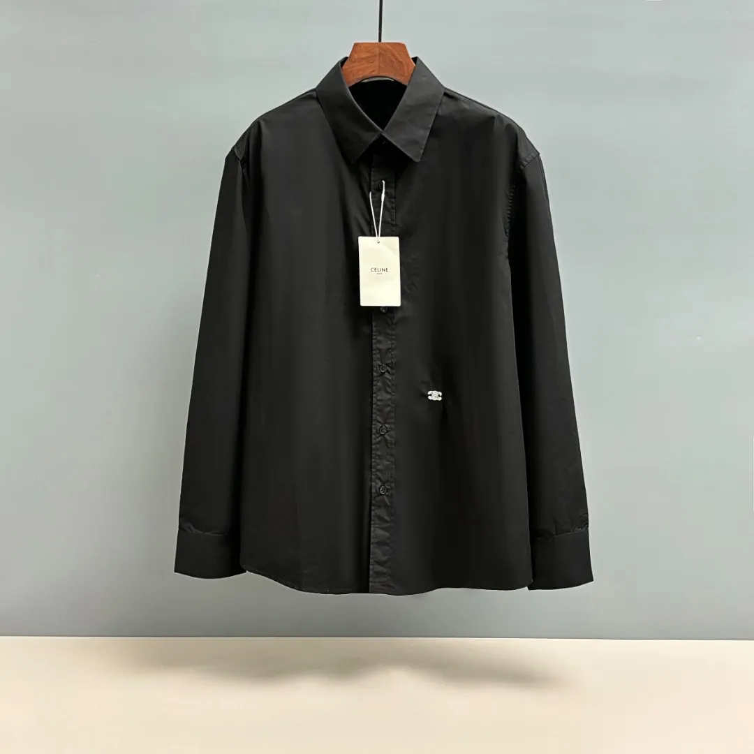🅿️220 CELINE/Silin early autumn embroidered shirt, custom-made classic 40-count plain weave imitation Tencel Paris shirt fabric, loose fit, three-dimensional upper body, smooth and natural lines, from shoulder line to waist line to hem, smooth transition of lines, no unnecessary folds or accumulation, neat and stretched overall, custom-made Celine lettering button-down, Celine logo embroidery on the hem, rigorous stitching, precise stitching, silky smooth transition, natural and smooth pattern, three-dimensional pattern, no burrs Size: S M L XL