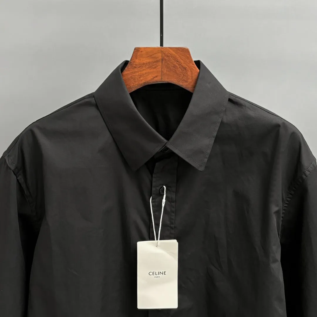 🅿️220 CELINE/Silin early autumn embroidered shirt, custom-made classic 40-count plain weave imitation Tencel Paris shirt fabric, loose fit, three-dimensional upper body, smooth and natural lines, from shoulder line to waist line to hem, smooth transition of lines, no unnecessary folds or accumulation, neat and stretched overall, custom-made Celine lettering button-down, Celine logo embroidery on the hem, rigorous stitching, precise stitching, silky smooth transition, natural and smooth pattern, three-dimensional pattern, no burrs Size: S M L XL
