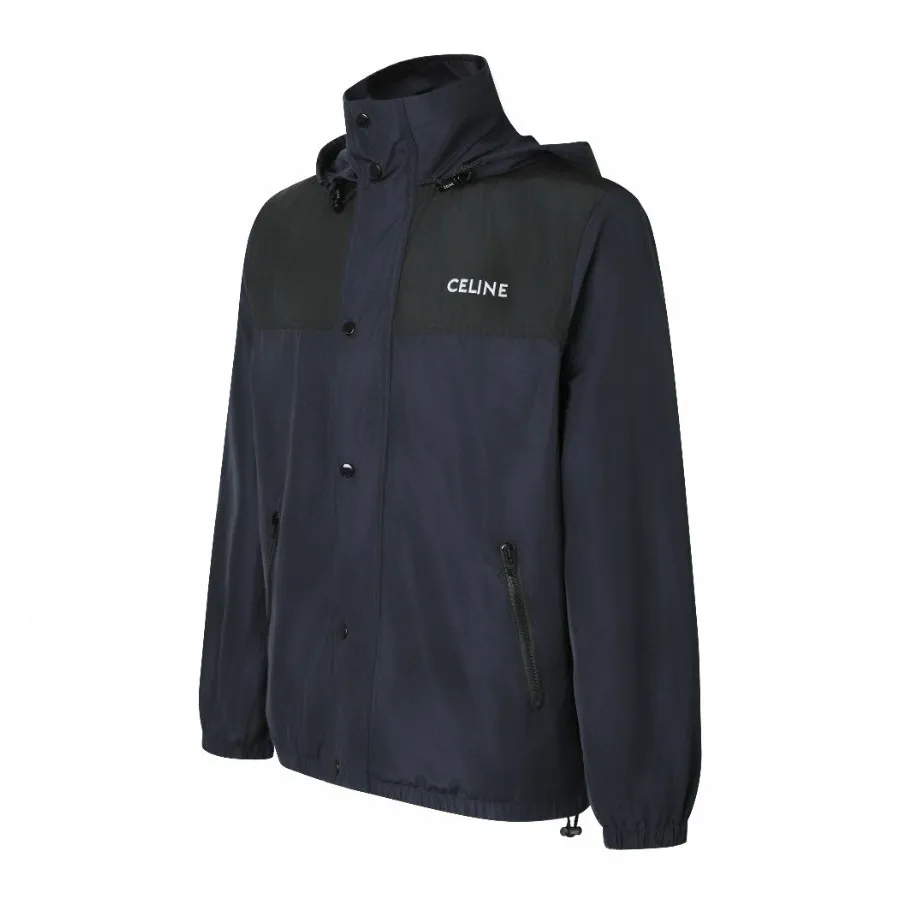 🅿️580 [Exclusive supply] Celine logo embroidered splicing windbreaker jacket. The fabric is made of oxford fabric made of 100% polyester fiber. The fiber properties have good toughness, and the lattice-like weave structure of Oxford cloth makes the fabric structure tight, very resistant to pulling and abrasion, and at the same time it has certain water-repellent properties. The density of polyester fiber itself is not high. While providing high strength, it maintains a relatively light weight and is easy to wear. By setting an extremely high stitch density on the computer embroidery machine, the fabric and backing are tightly fixed on the frame of the embroidery machine, with even and just the right tension. The double-axis linear guide drives the embroidery frame, and the frame moving accuracy can reach 0.01mm/P, ensuring precise positioning and the embroidery pattern completely covering the base fabric. The zipper and 6 snap-button closures engraved with CELINE provide double protection. Size:46-48-50-52