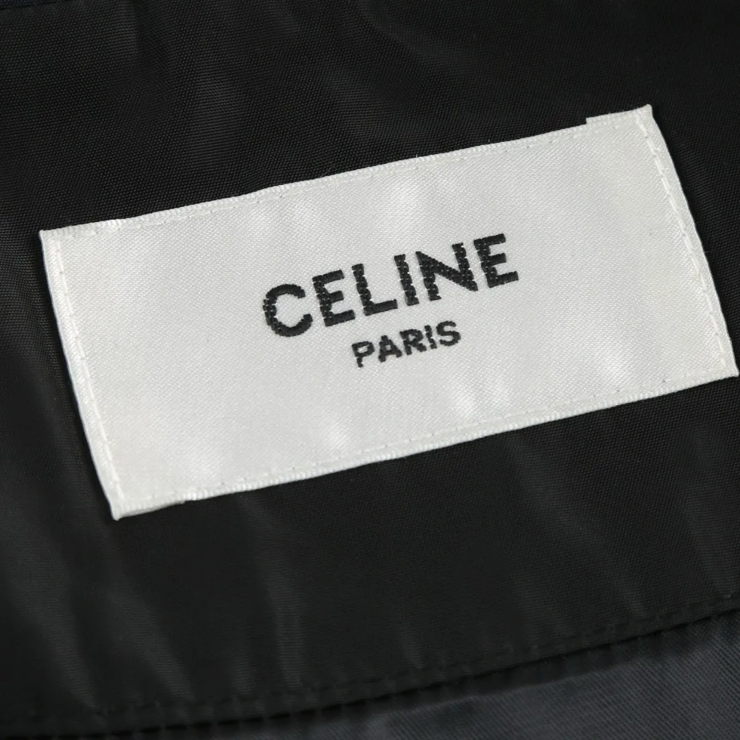 🅿️580 [Exclusive supply] Celine logo embroidered splicing windbreaker jacket. The fabric is made of oxford fabric made of 100% polyester fiber. The fiber properties have good toughness, and the lattice-like weave structure of Oxford cloth makes the fabric structure tight, very resistant to pulling and abrasion, and at the same time it has certain water-repellent properties. The density of polyester fiber itself is not high. While providing high strength, it maintains a relatively light weight and is easy to wear. By setting an extremely high stitch density on the computer embroidery machine, the fabric and backing are tightly fixed on the frame of the embroidery machine, with even and just the right tension. The double-axis linear guide drives the embroidery frame, and the frame moving accuracy can reach 0.01mm/P, ensuring precise positioning and the embroidery pattern completely covering the base fabric. The zipper and 6 snap-button closures engraved with CELINE provide double protection. Size:46-48-50-52