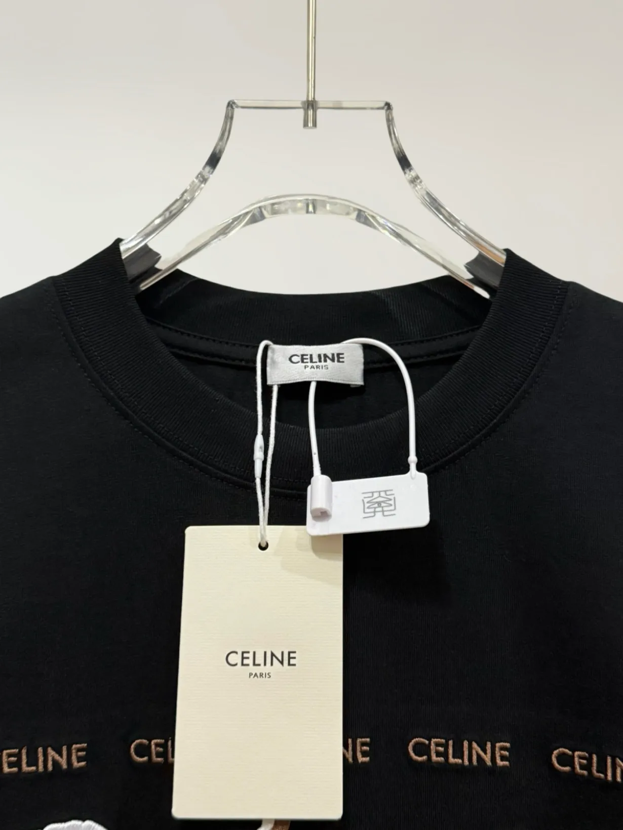 🅿️190 [High quality] CELINE 25ss front panel embroidery process, thickened two-color LOGO, English embroidery on the back, round neck short-sleeved T-shirt, with personalized street design style. The fabric is made of 32 counts of 280g fine cotton double yarn fabric. Customized same-tank dyed fabric. It feels very comfortable, fashionable and personalized. It is super versatile and good-looking. It is very suitable for both men and women. A must-have style. Tag, collar label, washed wheat, three complete labels, packaging, copy paper Packaging sticker color: black white size: S~XL