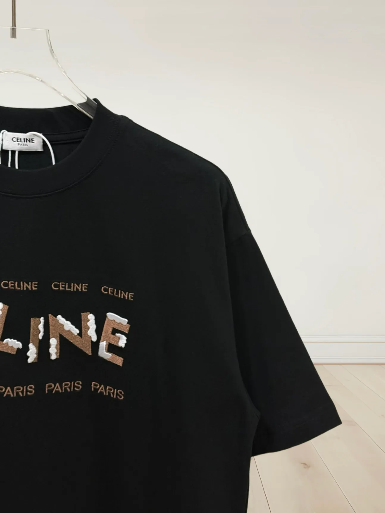 🅿️190 [High quality] CELINE 25ss front panel embroidery process, thickened two-color LOGO, English embroidery on the back, round neck short-sleeved T-shirt, with personalized street design style. The fabric is made of 32 counts of 280g fine cotton double yarn fabric. Customized same-tank dyed fabric. It feels very comfortable, fashionable and personalized. It is super versatile and good-looking. It is very suitable for both men and women. A must-have style. Tag, collar label, washed wheat, three complete labels, packaging, copy paper Packaging sticker color: black white size: S~XL