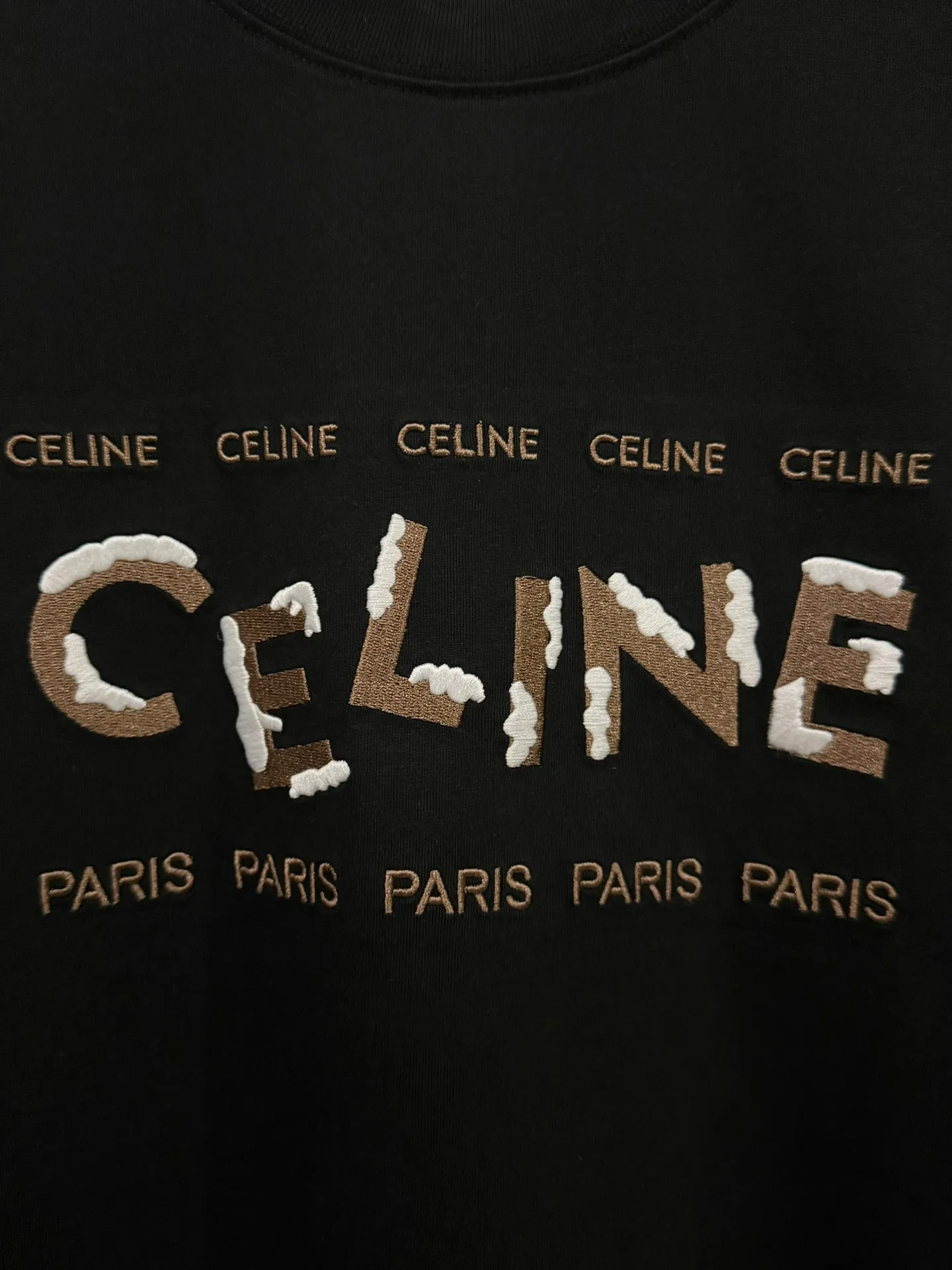 🅿️190 [High quality] CELINE 25ss front panel embroidery process, thickened two-color LOGO, English embroidery on the back, round neck short-sleeved T-shirt, with personalized street design style. The fabric is made of 32 counts of 280g fine cotton double yarn fabric. Customized same-tank dyed fabric. It feels very comfortable, fashionable and personalized. It is super versatile and good-looking. It is very suitable for both men and women. A must-have style. Tag, collar label, washed wheat, three complete labels, packaging, copy paper Packaging sticker color: black white size: S~XL