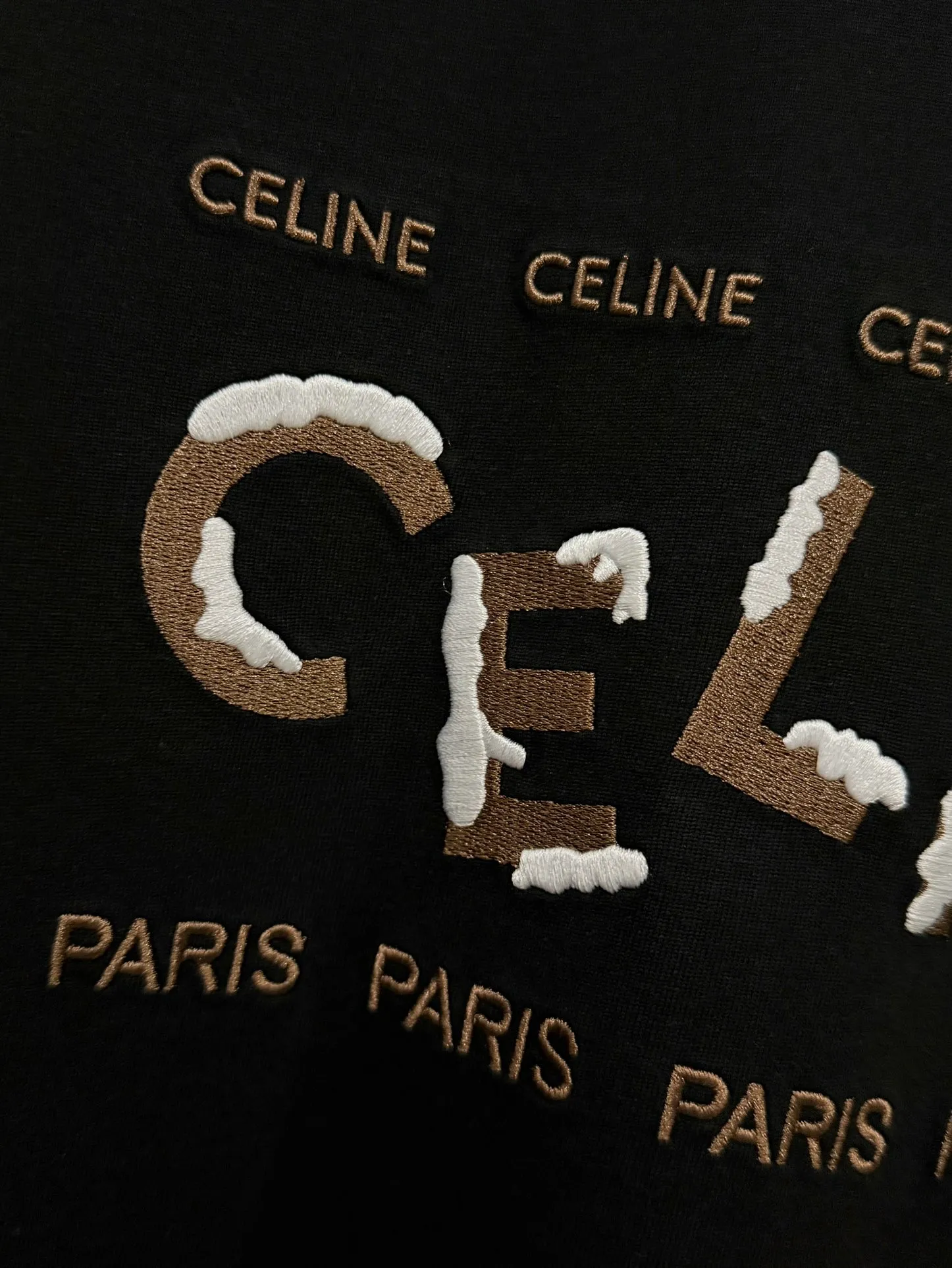 🅿️190 [High quality] CELINE 25ss front panel embroidery process, thickened two-color LOGO, English embroidery on the back, round neck short-sleeved T-shirt, with personalized street design style. The fabric is made of 32 counts of 280g fine cotton double yarn fabric. Customized same-tank dyed fabric. It feels very comfortable, fashionable and personalized. It is super versatile and good-looking. It is very suitable for both men and women. A must-have style. Tag, collar label, washed wheat, three complete labels, packaging, copy paper Packaging sticker color: black white size: S~XL