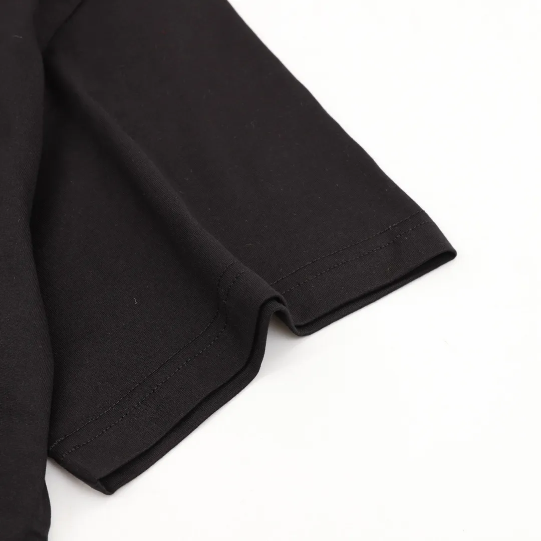 🅿️210 CELINE/Celine classic letter print basic short-sleeved T-shirt CE short-sleeved T-shirt with refreshing and clean temperament Summer T-shirt season is here, are you ready? ! Made of selected thick plain woven cotton, the texture of the fabric is porcelain and very elegant. The high-weight cotton is very breathable and moisture-wicking. The loose T-shirt is cut in a loose fit, which is looser than ordinary casual T-shirts. OVERSIZE's street style. The upper body is like a fashion girl, a trendy BOY. The CE letter logo on the chest embellishes the overall sense of luxury. The matte frosted foam craftsmanship is very classy. Customized cross rib collar, the collar will not deform after a lifetime of wear! , the simple style is easy to wear and versatile. The temperament is refreshing and clean, very tender; elegant and fashionable! No matter how you match it with your upper body, it is always a very elegant style! size:S-L