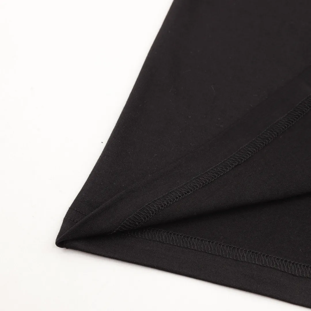 🅿️210 CELINE/Celine classic letter print basic short-sleeved T-shirt CE short-sleeved T-shirt with refreshing and clean temperament Summer T-shirt season is here, are you ready? ! Made of selected thick plain woven cotton, the texture of the fabric is porcelain and very elegant. The high-weight cotton is very breathable and moisture-wicking. The loose T-shirt is cut in a loose fit, which is looser than ordinary casual T-shirts. OVERSIZE's street style. The upper body is like a fashion girl, a trendy BOY. The CE letter logo on the chest embellishes the overall sense of luxury. The matte frosted foam craftsmanship is very classy. Customized cross rib collar, the collar will not deform after a lifetime of wear! , the simple style is easy to wear and versatile. The temperament is refreshing and clean, very tender; elegant and fashionable! No matter how you match it with your upper body, it is always a very elegant style! size:S-L