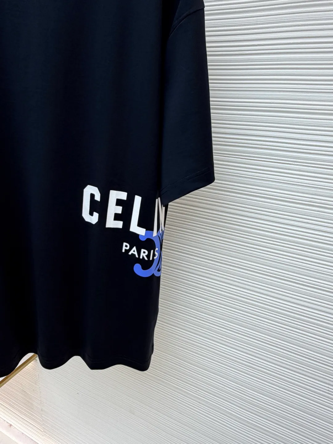 Celine Colorful Triumph Printed Round Neck Short Sleeve ●Original: Purchased and developed by 2508 ●Item No.: 1681880-A05 ●Fabric: long-staple cotton fabric ●Technology: glue printing production ●Color: black ●Version: fitted version ●Weight: about 220 grams ●Size: XS-S-M-L ●Description: Made of 50S double-strand mercerized cotton, weight 165g; with 32S 1×1 pull frame thread, 300g. The finer the yarn and the higher the count, the softer, smoother and finer the resulting fabric is usually. Two yarns are used and twisted together. Doing so can enhance the strength and durability of the fabric and give it a fuller feel. Cotton fibers are treated with concentrated caustic soda solution to smooth the fiber surface and increase the gloss and softness of the fabric. High-quality environmentally friendly elastic glue not only has good printing performance and adhesion, but also ensures the clarity and color brightness of the printed pattern. With excellent elasticity and environmental protection properties, it can form lasting and bright printing effects on various fabrics. The advantage of this process is that the color saturation is extremely high, which can achieve bright and bright visual effects, and is especially suitable for covering dark fabrics; the pattern has a distinct touch and a unique texture; and because the slurry seals the fibers, it is more resistant to washing and wear than ordinary dye printing. The overall wiring is straight and delicate, the fabric is comfortable and soft, and the color is consistent without color difference. It can be matched with the same style to create a fashionable look and control various occasions. Customized accessories, complete with three standards, same style for men and women!