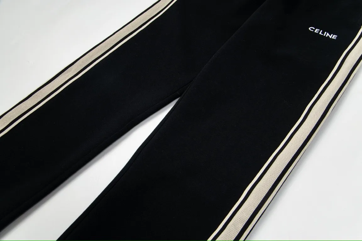 🅿️250 Celine's new letter embroidered yarn-dyed straight sweatpants casual couple style trousers 1⃣The fabric is made of reactive black 420g double yarn composite fabric, which is a very high-quality, thick and comfortable fabric. The waist is designed with hemming workmanship, making it more comfortable and stylish to wear! 2⃣The iconic logo embroidery design style is very youthful and energetic, and can be easily used by both men and women. It is very in line with the fashion aesthetic concepts of today's young people, creating a casual and lazy fashion tone, a must-have for autumn and winter! 3⃣ Exquisite workmanship and complete accessories! Color: black Size: S, M, L, XL