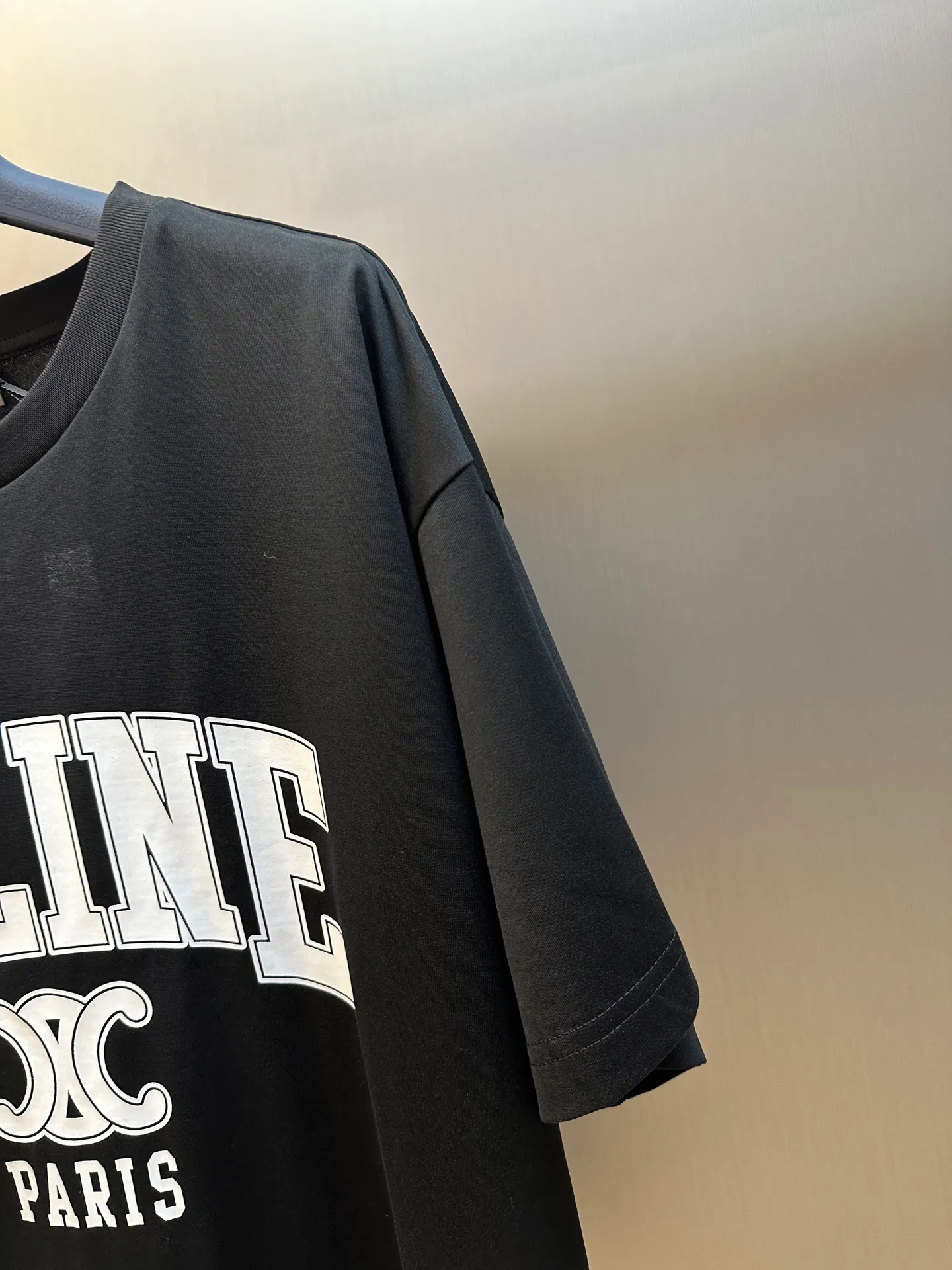 🅿️260 Celine Arc de Triomphe Printed Round Neck Short Sleeve Specific mercerized long-staple cotton fabric, environmentally friendly elastic offset printing with silicone oil. Silicone oil has good elasticity. Adding it to the glue can significantly improve the elasticity of the finished product, making the fabric softer and more comfortable. At the same time, it can enhance the adhesion between the glue and the fabric. The glue and the fabric have strong adhesion, are washable and wear-resistant, and are not easy to fall off or change color.  Basic H loose round neck cut, classic round neck and short sleeve design. The internal seams are embedded with elastic panels to prevent the body from moving after repeated wear and washing. The cuffs and hem bottom are fixed with specially machined double topstitching.  size：xs s m l