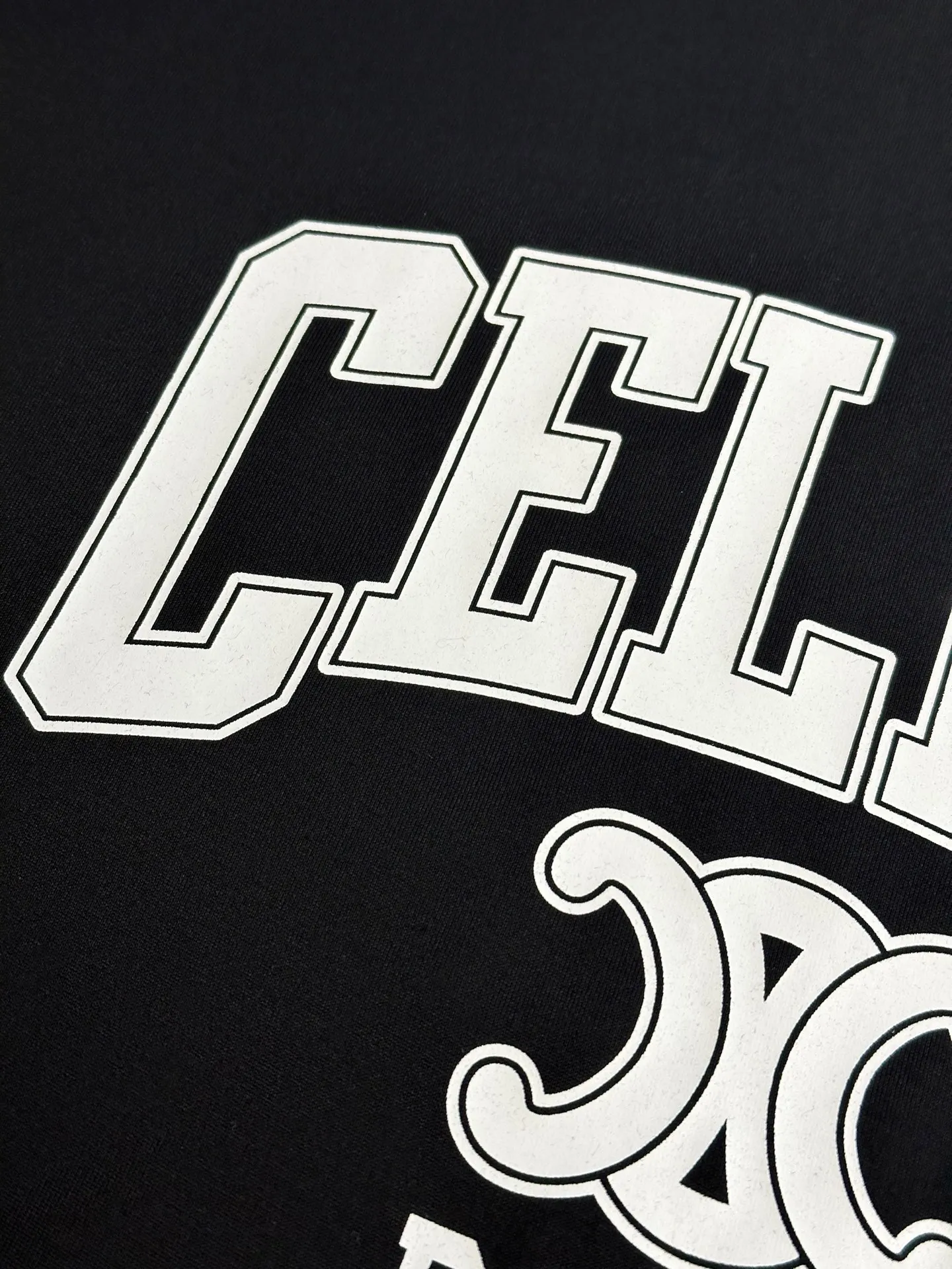 🅿️260 Celine Arc de Triomphe Printed Round Neck Short Sleeve Specific mercerized long-staple cotton fabric, environmentally friendly elastic offset printing with silicone oil. Silicone oil has good elasticity. Adding it to the glue can significantly improve the elasticity of the finished product, making the fabric softer and more comfortable. At the same time, it can enhance the adhesion between the glue and the fabric. The glue and the fabric have strong adhesion, are washable and wear-resistant, and are not easy to fall off or change color.  Basic H loose round neck cut, classic round neck and short sleeve design. The internal seams are embedded with elastic panels to prevent the body from moving after repeated wear and washing. The cuffs and hem bottom are fixed with specially machined double topstitching.  size：xs s m l