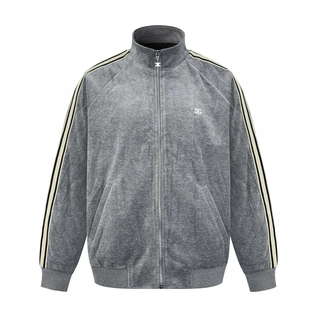 🅿️530 [Exclusive supply] Celine Arc de Triomphe embroidered velvet jacket. The original purchase was RMB 14,500. The fabric is made of custom-made Yunrou twin velvet matte cotton sateen. It is delicate and smooth and is as close to the skin as a cloud. It is based on high-end gray. It is low-key and full of connotation. The iconic CELINE Arc de Triomphe embroidery wakes up on the gray mist velvet. It is fully recognizable. The contrasting ribbons are like shooting stars crossing the shoulders and arms. The metal zipper glows with cold light. The visual impact between movement and movement. The stand-up collar cuts clean lines and combines strength and softness. When taken apart, it is a style item. When worn together, it is an aura shirt. When attending a suit, it is worry-free to wear. Adopt imported machine embroidery technology, use advanced computer control systems and precision mechanical components to achieve Arc de Triomphe embroidery with high precision and smooth and delicate lines. The fabrics have been washed to give them a better feel and texture. They are not easy to deform, shrink or fade, and maintain their long-lasting beauty. Size:S-M-L-XL