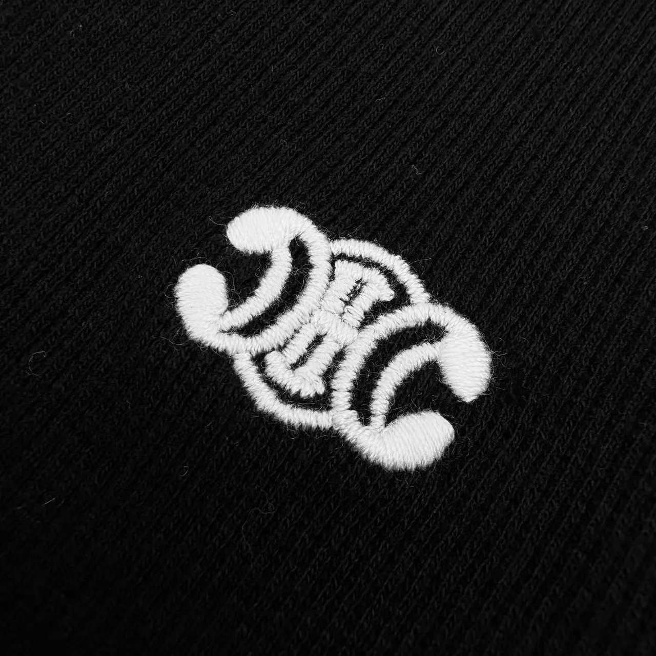 🅿️310 [Exclusive supply] Celine Arc de Triomphe embroidered knitted long sleeves (black). Original purchase and development of 5,900. The fabric is made of custom-made elastic and tough cotton knitted silk. It is soft and smooth, comfortable and skin-friendly. It is based on pure and simple white. The iconic Celine Arc de Triomphe embroidery is embroidered on the chest. It is lifelike and highly recognizable. The classic Henry collar shape and three buttons are neatly arranged, adding a touch of retro charm to the simple body. Showing elegant style, minimalist elegance, natural craftsmanship, using imported machine embroidery technology, using advanced computer control systems and precision mechanical components to realize the Arc de Triomphe embroidery operation with high precision, smooth and delicate lines, and the fabrics have been washed, with better hand feel and texture, not easy to deform, not easy to shrink, not easy to fade, and maintain long-term beauty. Size:S/M/L/XL