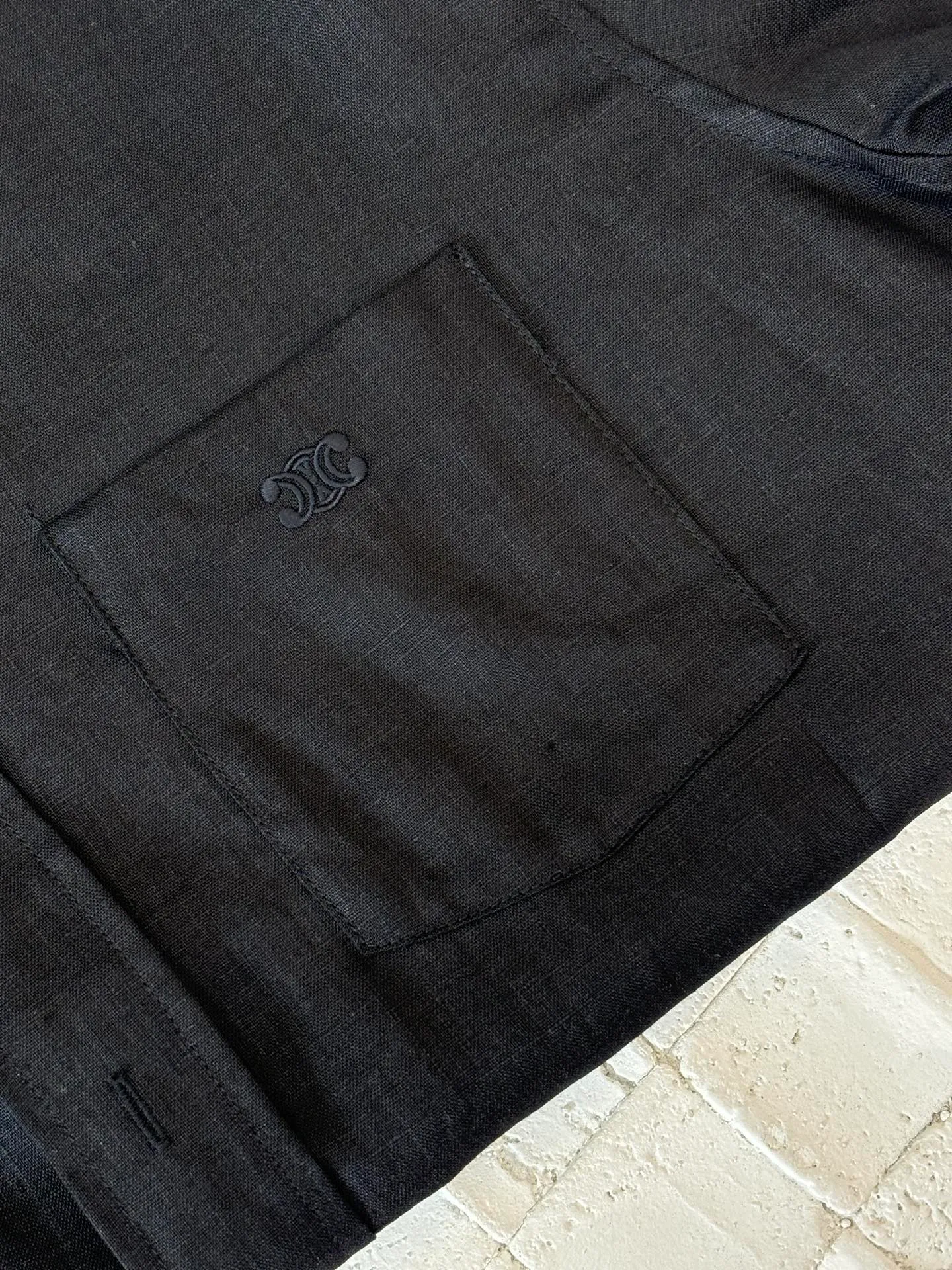 🅿️380 Celine*/Celine 25Fw new linen loose shirt. The fabric is made of woolen linen. Its texture is relatively rough, but its breathability and moisture absorption are very good. This fabric is great for wearing in hot weather because it helps the body dissipate heat and keep you dry. At the same time, the woolen linen is also very durable and not easy to pill or deform. It has button cuffs and bias-cut details. 1 patch pocket on the chest. 7 mother-of-pearl buttons with the same color TRIOMPHE embroidered LOGO on the patch pocket. Size: 46/48/50/52