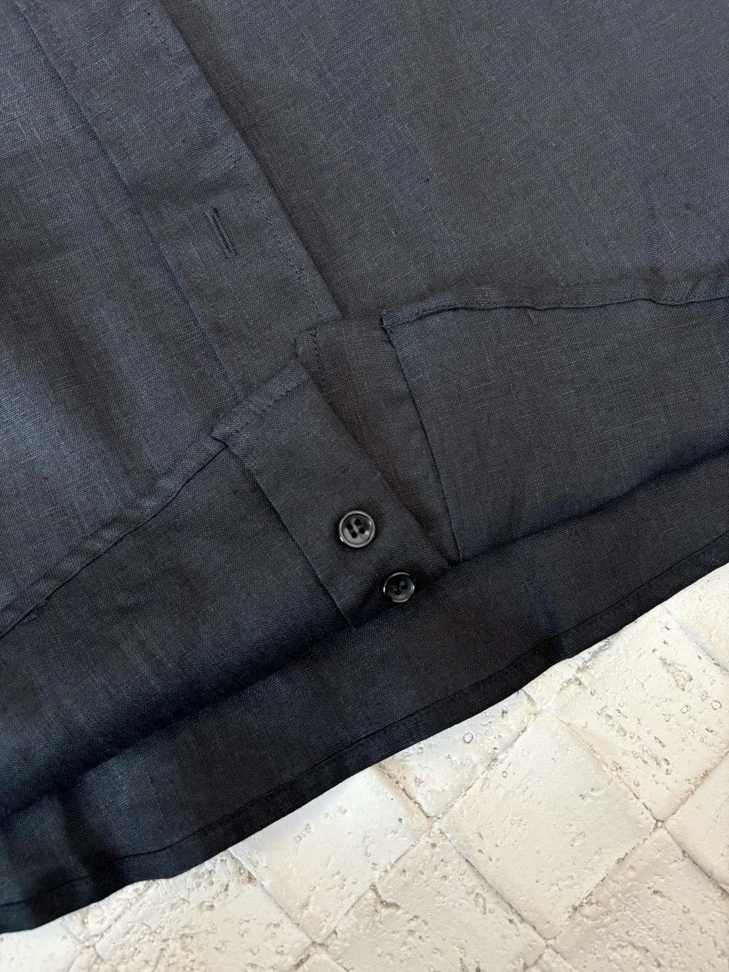 🅿️380 Celine*/Celine 25Fw new linen loose shirt. The fabric is made of woolen linen. Its texture is relatively rough, but its breathability and moisture absorption are very good. This fabric is great for wearing in hot weather because it helps the body dissipate heat and keep you dry. At the same time, the woolen linen is also very durable and not easy to pill or deform. It has button cuffs and bias-cut details. 1 patch pocket on the chest. 7 mother-of-pearl buttons with the same color TRIOMPHE embroidered LOGO on the patch pocket. Size: 46/48/50/52