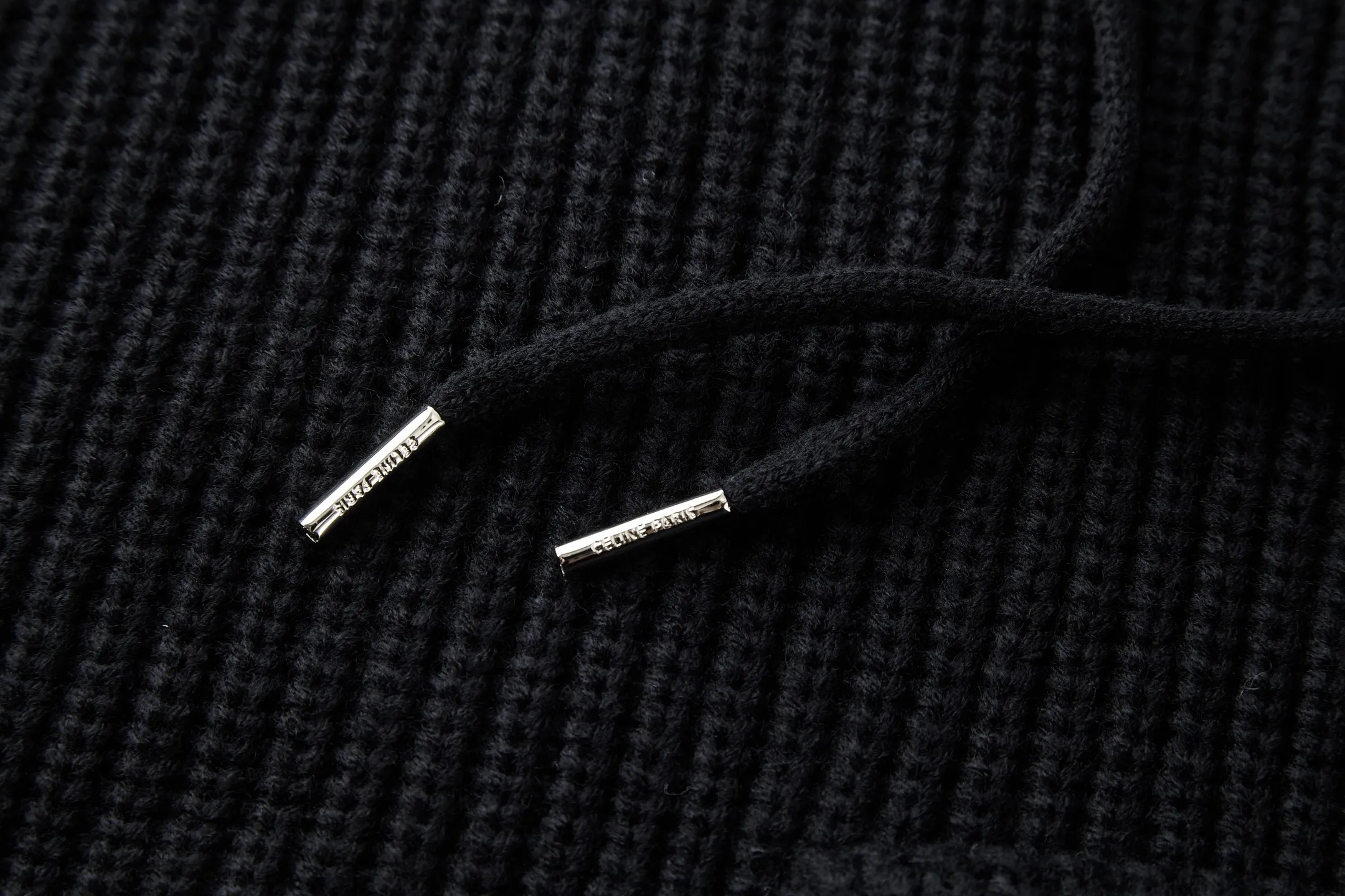 🅿️520 [Exclusive supply] Celine leather patch hooded sweater (black), originally purchased and developed for 15,000 yuan. The fabric is made of 55% merino wool fabric, which is blended with cotton yarn. The whole piece of clothing weighs about 1000 grams. The embroidery is made of patch embroidery, which is cut out of soft wool material, manually positioned and attached, and then wrapped in a circle of embroidery. Washing water removes impurities - drying at high temperature - adds hand feel. Electroplated tail clip with laser engraved brand logo. Size:S-M-L-XL