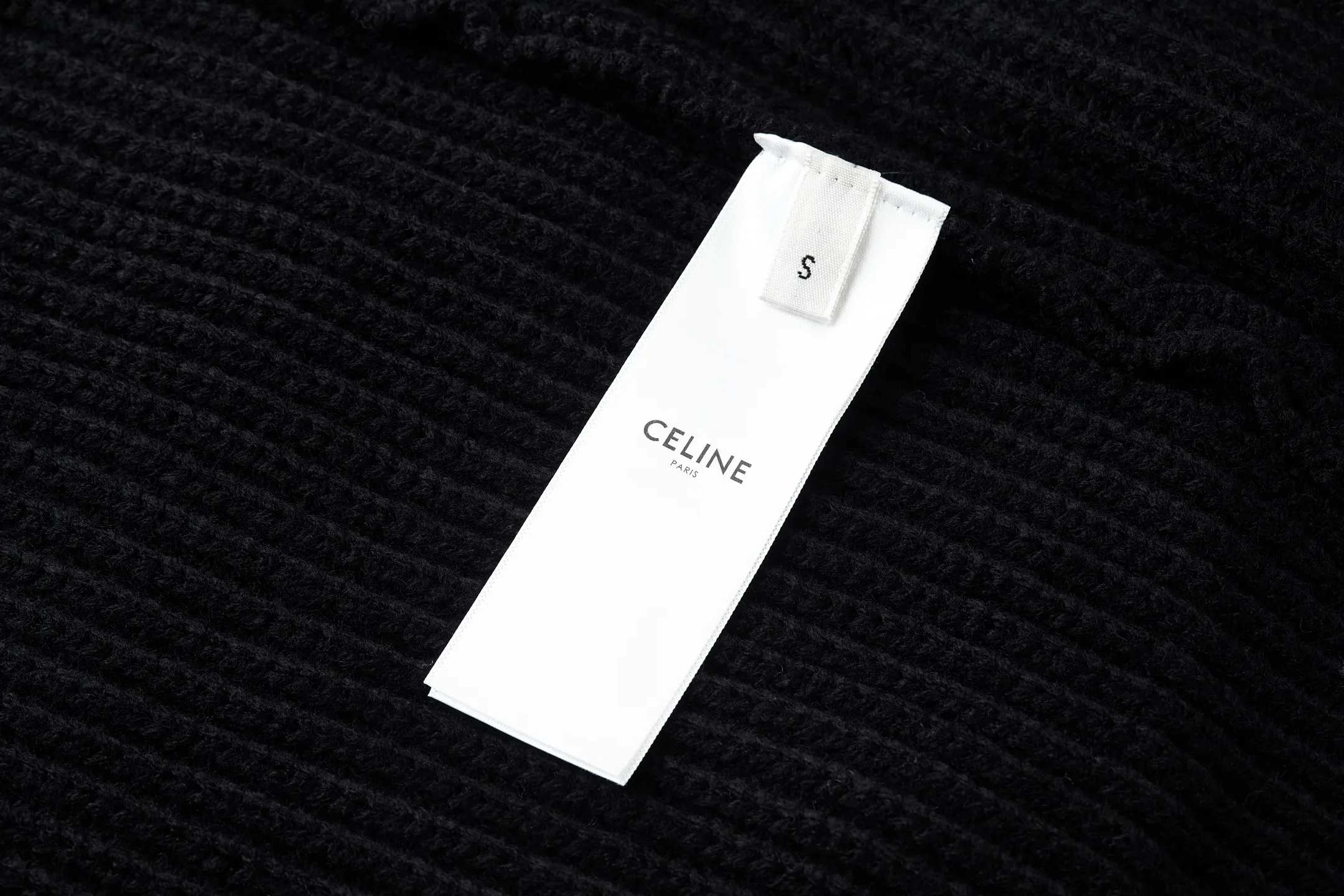 🅿️520 [Exclusive supply] Celine leather patch hooded sweater (black), originally purchased and developed for 15,000 yuan. The fabric is made of 55% merino wool fabric, which is blended with cotton yarn. The whole piece of clothing weighs about 1000 grams. The embroidery is made of patch embroidery, which is cut out of soft wool material, manually positioned and attached, and then wrapped in a circle of embroidery. Washing water removes impurities - drying at high temperature - adds hand feel. Electroplated tail clip with laser engraved brand logo. Size:S-M-L-XL