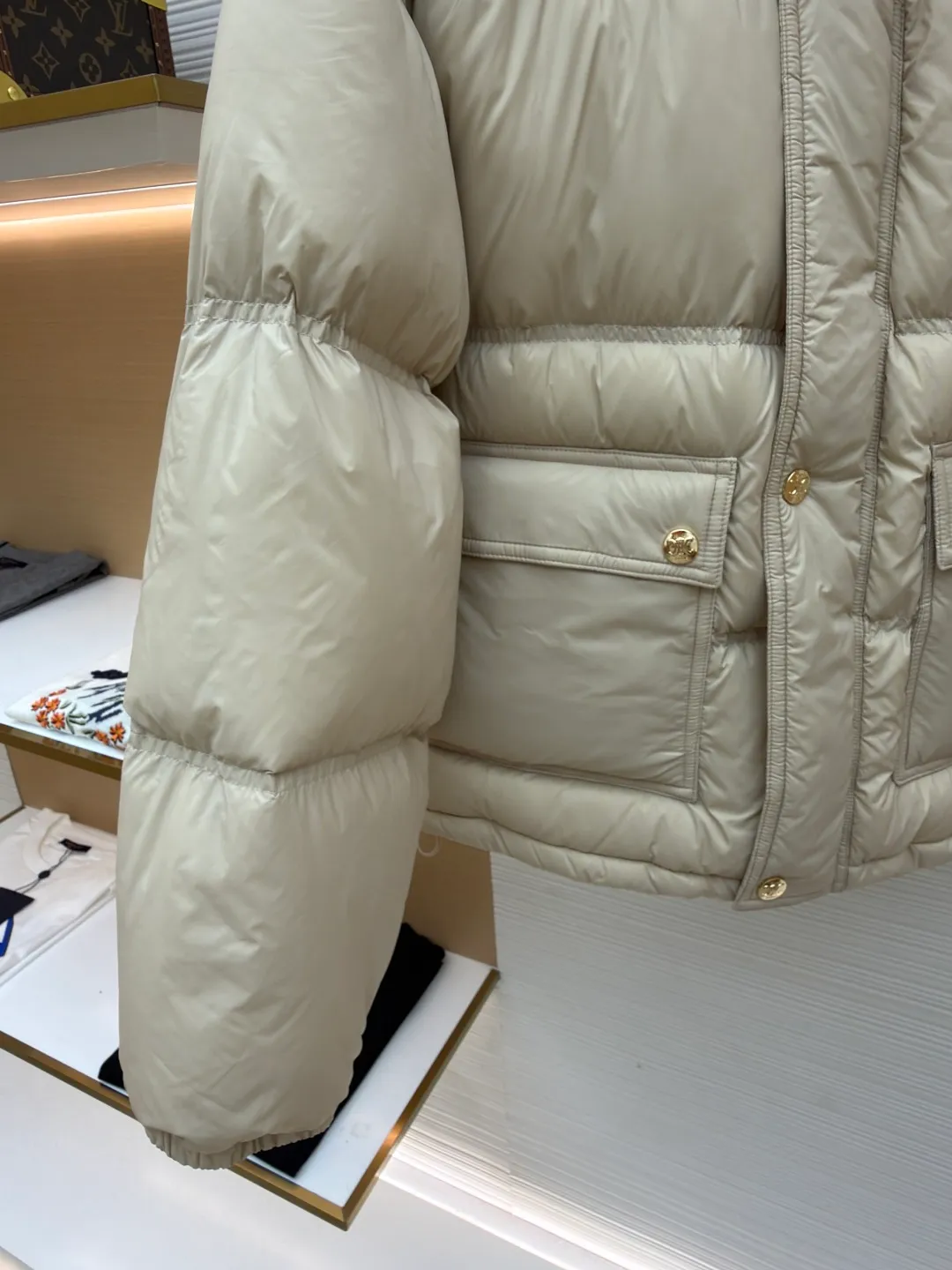 Celine long-sleeved down jacket [women's clothing] ●Original version: purchased and developed by 13572 ●Item number: 1681317-E20 ●Fabric: white duck down fabric ●Technology: mechanical down filling ●Color: beige ●Version: fitted version ●Weight: about 795 grams ●Size: 36-38-40 ●Description: The outer fabric is made of 100% nylon (nylon). Its high-density structure achieves excellent windproof effect. It also has strong wear resistance and wrinkle resistance. It is scratch-free for daily wear and can be easily taken care of. The inner lining is made of 100% polyamide and has a smooth texture, further improving wearing comfort and freedom of movement. The body features TRIOMPHE's signature patches, crafted with high-density foam padding and embroidery. Each embroidery trace is precise and neat, and the back is lined and hemmed to ensure neatness inside and outside, the stitches are even and fine, the three-dimensional relief texture lasts as new, and the extraordinary creative spirit is demonstrated in every detail. The lining is fully hemmed, and the seams are flat and smooth, eliminating friction. Quilted thread encryption technology is implemented in key parts to effectively prevent the down from shifting and ensure that it maintains a uniform and fluffy shape for long-term wear. It is equipped with 2 convenient patch pockets and 7 customized TRIOMPHE snap buttons. Each snap button is firmly stitched and opens and closes smoothly, taking into account practical functions and exquisite aesthetics. The ribbed wool turtleneck is woven with fine wool and has moderate elasticity. It can closely fit the curve of the neck to achieve windproof and warm insulation without leaving any gaps. It is gentle on sensitive skin and is made of high-quality white duck down. It has high down content and excellent fluffiness. It is filled with a scientific ratio of duck down and polyester fiber, and combines the efficient temperature-locking properties of duck down with the long-lasting support of polyester fiber to create a lightweight, non-sense yet warm and reliable thermal insulation system, making it easier to keep out the cold. The overall wiring is straight and delicate, the fabric is comfortable and soft, and the color is consistent without color difference. It can be matched with the same style to create a fashionable look and control various occasions. Customized accessories, complete with three standards, same style for men and women!