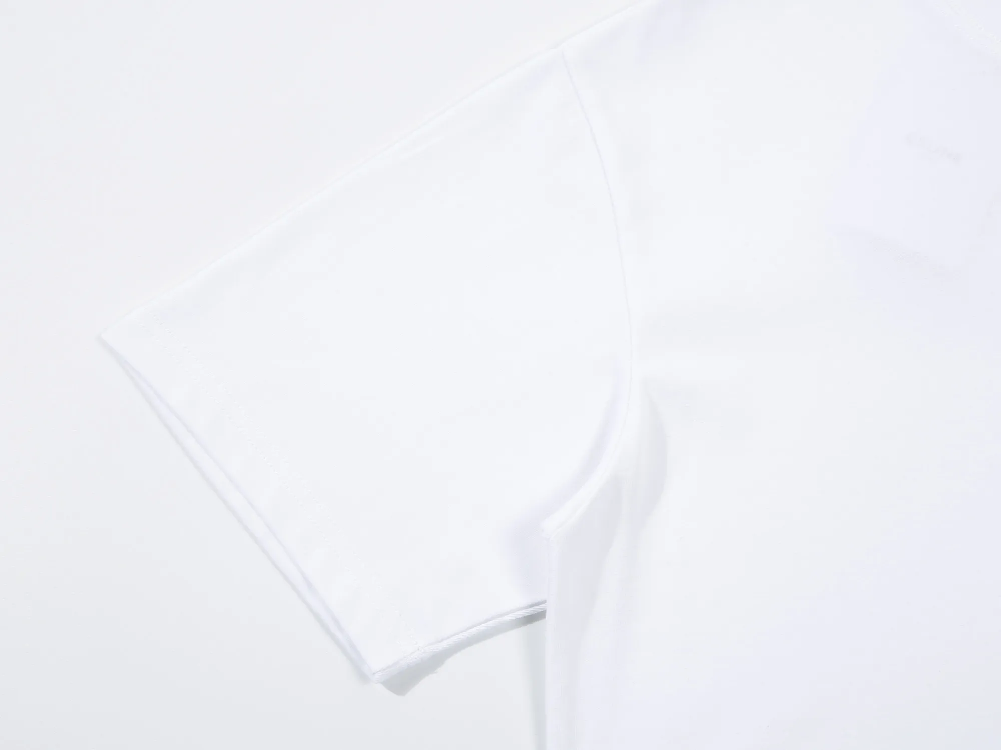 🅿️170 Celin* Celine embroidered double C letters‼ ️Short-sleeved T-shirt® *Customized 280g cotton fabric, the fabric is soft, skin-friendly and comfortable *Laminated letter logo on the front *A very simple and elegant one that is unparalleled in terms of upper body comfort, interpreting your luxury and taste, and creating your fashionable charm. ⚠️Washing method: It is recommended to dry clean or wrap the reverse side in a laundry bag and machine wash it quickly in cold water and let it dry naturally! ⚠️ Unisex style 𝐂𝐎𝐋𝐎𝐔𝐑: White Black 𝐒𝐈𝐙𝐄: S-XL