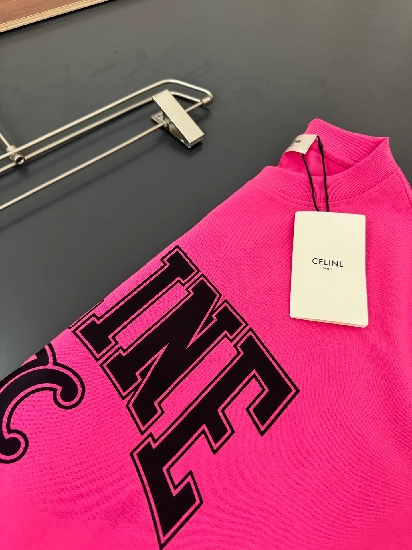 🅿️200 CELINE* Celine* 320g heavyweight pure cotton T-shirt with loose fit and three-dimensional printed logo design. Spring and summer new round neck fashionable short-sleeved T-shirt. Comfortable against the skin, durable and easy to wear. Meticulous original craftsmanship, a must-have for casual and versatile colors. Color: white, black, rose. Size: S M L XL XXL