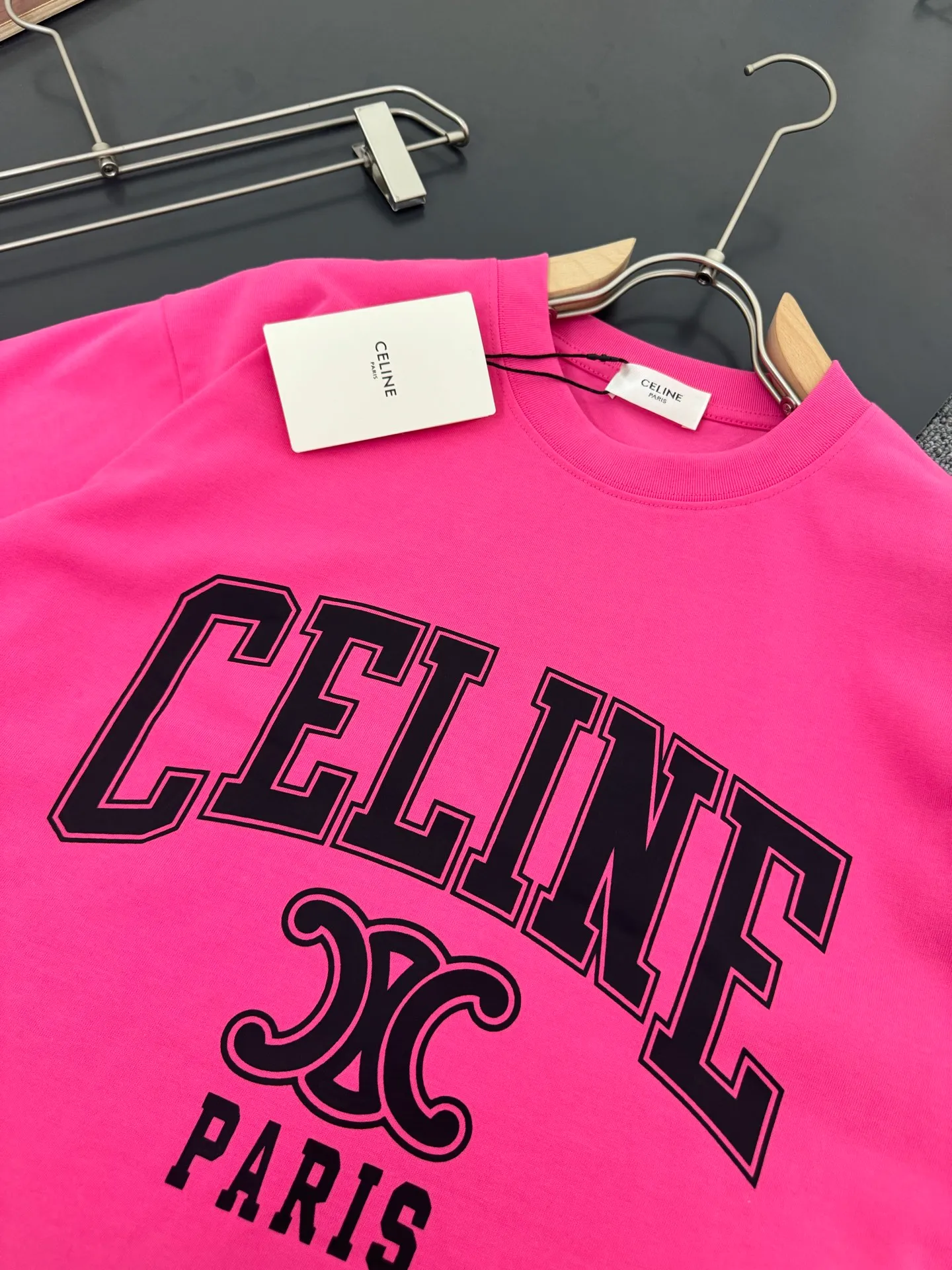 🅿️200 CELINE* Celine* 320g heavyweight pure cotton T-shirt with loose fit and three-dimensional printed logo design. Spring and summer new round neck fashionable short-sleeved T-shirt. Comfortable against the skin, durable and easy to wear. Meticulous original craftsmanship, a must-have for casual and versatile colors. Color: white, black, rose. Size: S M L XL XXL