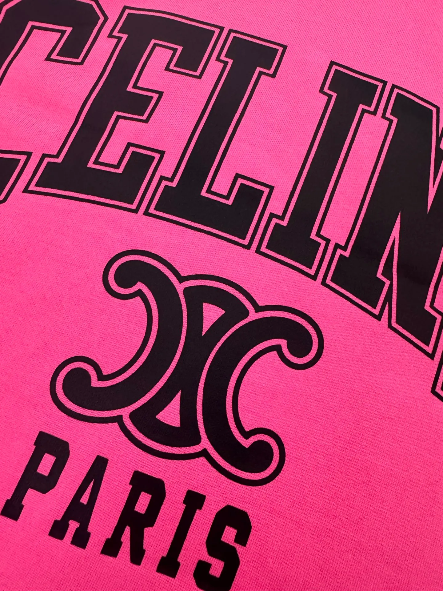 🅿️200 CELINE* Celine* 320g heavyweight pure cotton T-shirt with loose fit and three-dimensional printed logo design. Spring and summer new round neck fashionable short-sleeved T-shirt. Comfortable against the skin, durable and easy to wear. Meticulous original craftsmanship, a must-have for casual and versatile colors. Color: white, black, rose. Size: S M L XL XXL