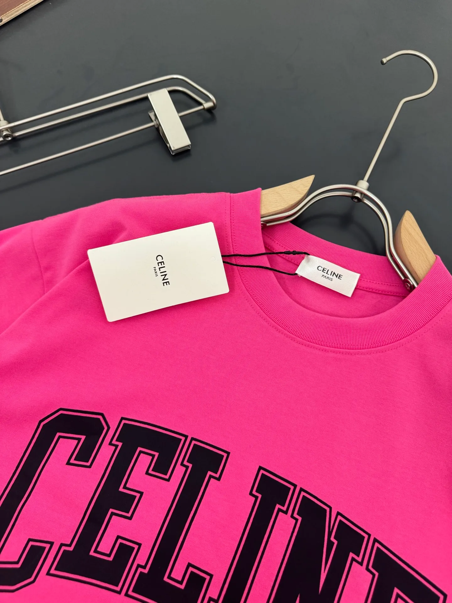 🅿️200 CELINE* Celine* 320g heavyweight pure cotton T-shirt with loose fit and three-dimensional printed logo design. Spring and summer new round neck fashionable short-sleeved T-shirt. Comfortable against the skin, durable and easy to wear. Meticulous original craftsmanship, a must-have for casual and versatile colors. Color: white, black, rose. Size: S M L XL XXL