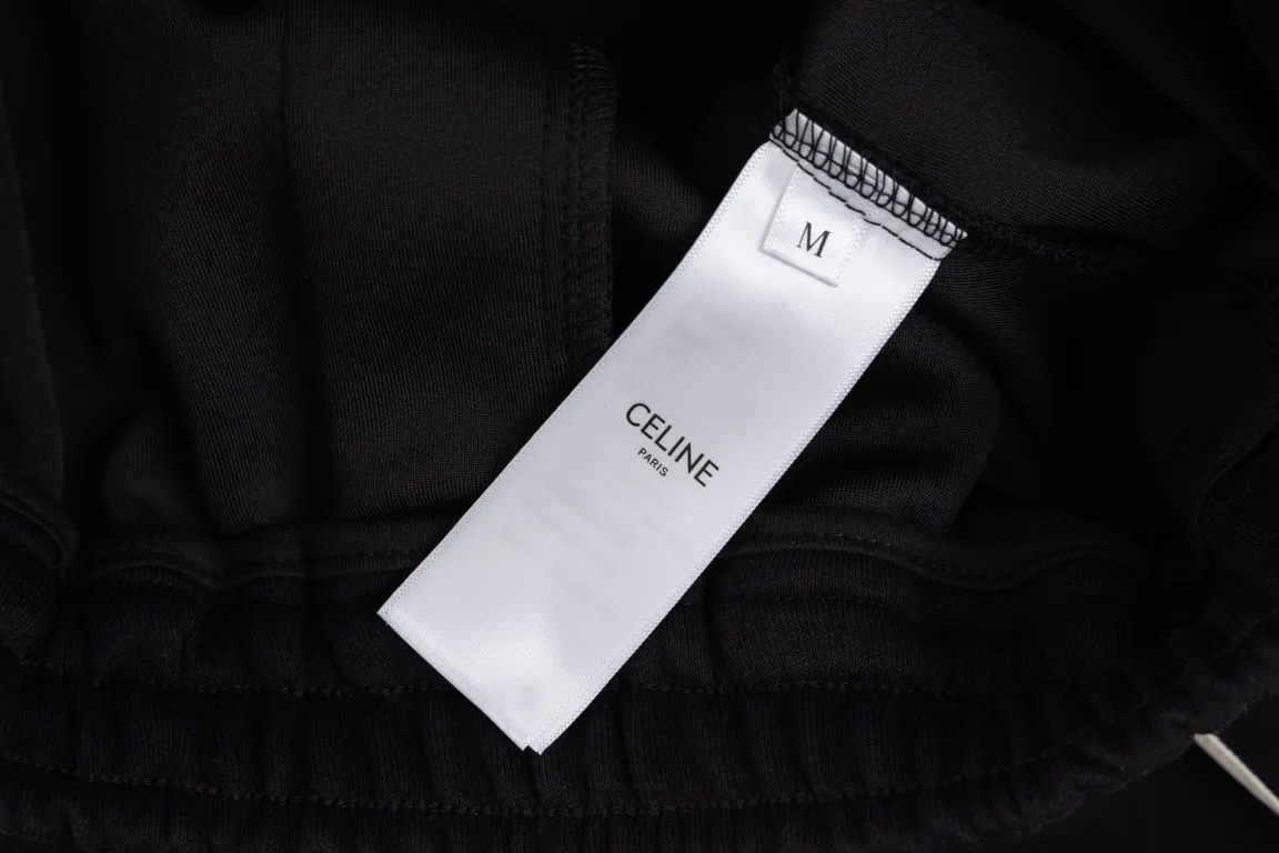 🅿️280 style number/G145 Celine small label letter embroidered beige webbing sweatpants CELINE official website consistent style Fabric: 450g high-weight premium composite fabrics, same color weaving and dyeing threads in the same cylinder, consistent color Three-dimensional and full small label embroidery ➕Jacquard ribbon Supporting: complete three labels Cardboard oil paper code sticker packaging High temperature pre-shrinking process before production will not shrink and deformation Imported machine professional plate production os version can be worn up to 200 pounds. The size is measured manually. The error of 2-3cm is normal. Color: black size: s m l xl