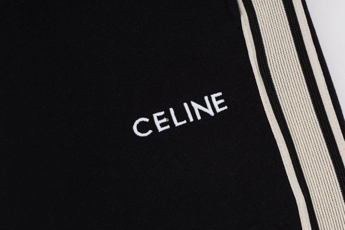 🅿️280 style number/G145 Celine small label letter embroidered beige webbing sweatpants CELINE official website consistent style Fabric: 450g high-weight premium composite fabrics, same color weaving and dyeing threads in the same cylinder, consistent color Three-dimensional and full small label embroidery ➕Jacquard ribbon Supporting: complete three labels Cardboard oil paper code sticker packaging High temperature pre-shrinking process before production will not shrink and deformation Imported machine professional plate production os version can be worn up to 200 pounds. The size is measured manually. The error of 2-3cm is normal. Color: black size: s m l xl