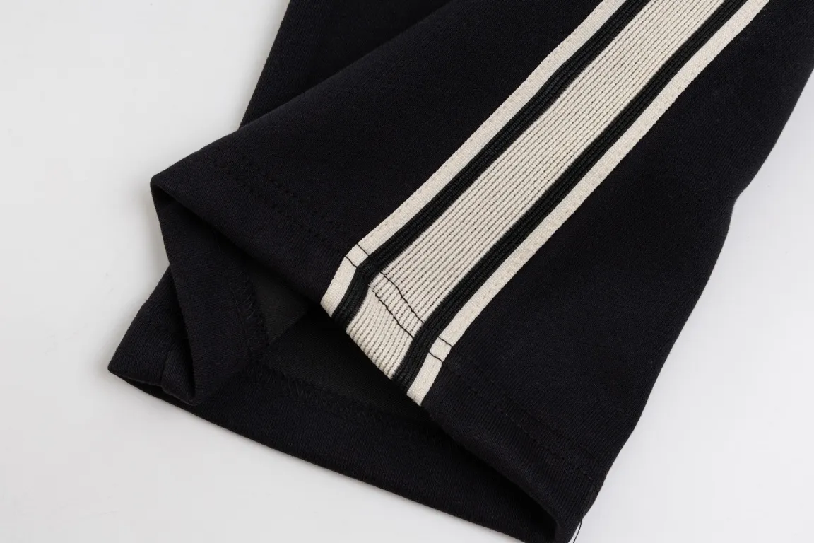 🅿️280 style number/G145 Celine small label letter embroidered beige webbing sweatpants CELINE official website consistent style Fabric: 450g high-weight premium composite fabrics, same color weaving and dyeing threads in the same cylinder, consistent color Three-dimensional and full small label embroidery ➕Jacquard ribbon Supporting: complete three labels Cardboard oil paper code sticker packaging High temperature pre-shrinking process before production will not shrink and deformation Imported machine professional plate production os version can be worn up to 200 pounds. The size is measured manually. The error of 2-3cm is normal. Color: black size: s m l xl