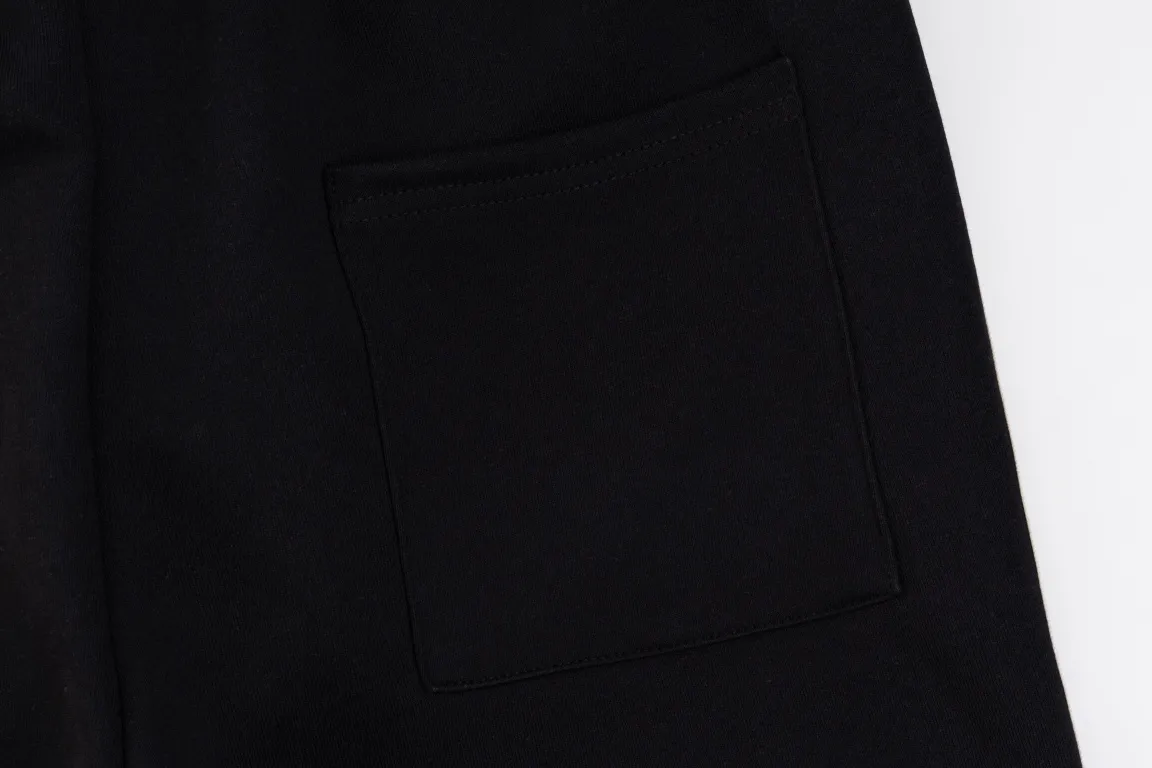 🅿️280 style number/G145 Celine small label letter embroidered beige webbing sweatpants CELINE official website consistent style Fabric: 450g high-weight premium composite fabrics, same color weaving and dyeing threads in the same cylinder, consistent color Three-dimensional and full small label embroidery ➕Jacquard ribbon Supporting: complete three labels Cardboard oil paper code sticker packaging High temperature pre-shrinking process before production will not shrink and deformation Imported machine professional plate production os version can be worn up to 200 pounds. The size is measured manually. The error of 2-3cm is normal. Color: black size: s m l xl