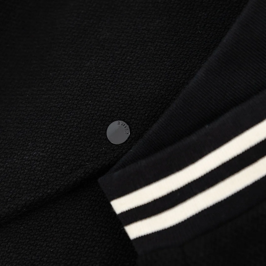 🅿️530 CELINE 24FW shoulder patch leather baseball jacket. The fabric is made of wool blended material. The whole garment uses wool threads to support detection. The shoulder position is made of leather splicing technology. The leather is soft and has clear texture. The cupro ammonia fiber lining is close to the skin and comfortable to wear. The buttons are studded with letters facing down, the same size for men and women. Code number: 46/48/50/52