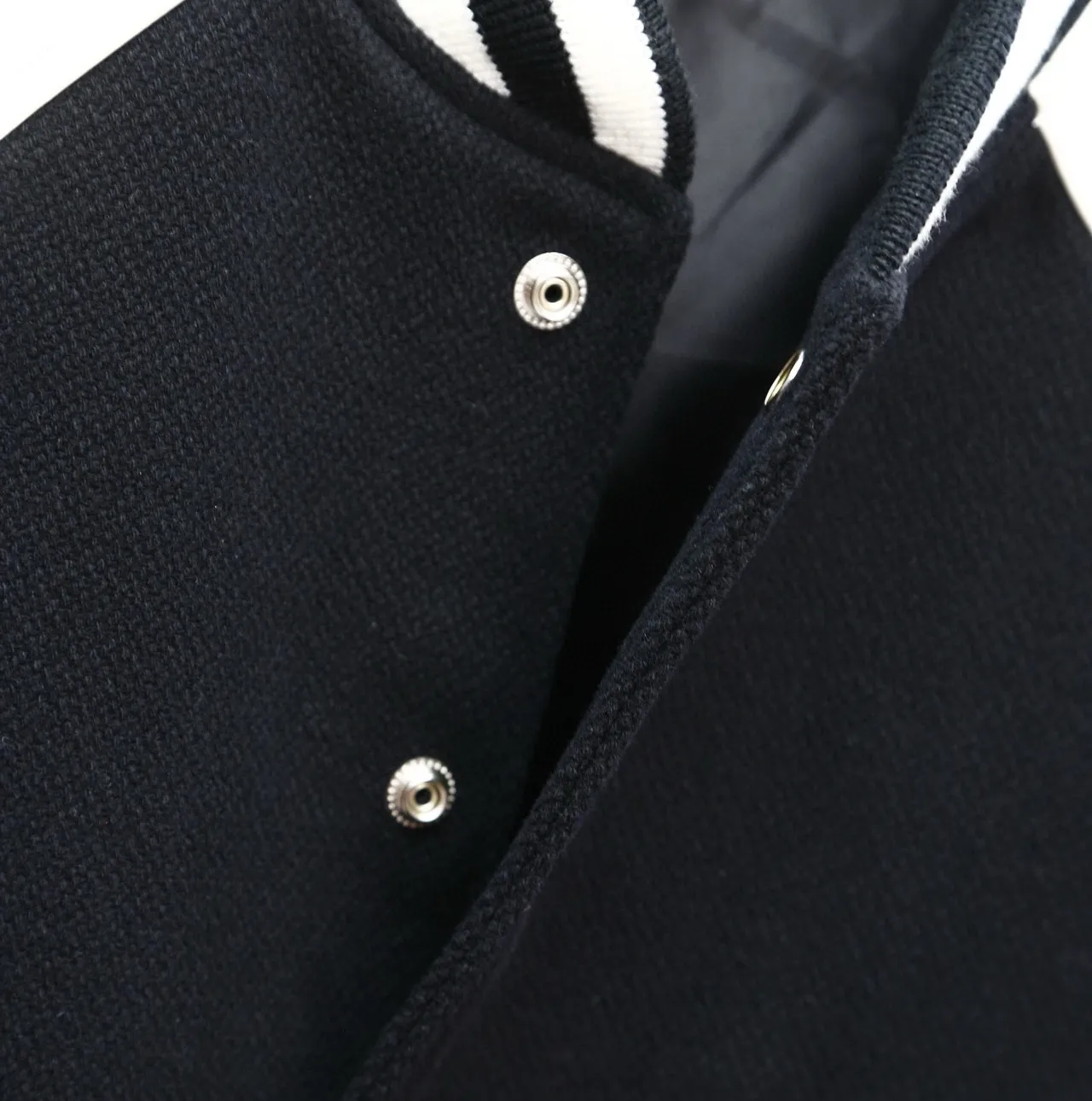 🅿️530 CELINE 24FW shoulder patch leather baseball jacket. The fabric is made of wool blended material. The whole garment uses wool threads to support detection. The shoulder position is made of leather splicing technology. The leather is soft and has clear texture. The cupro ammonia fiber lining is close to the skin and comfortable to wear. The buttons are studded with letters facing down, the same size for men and women. Code number: 46/48/50/52