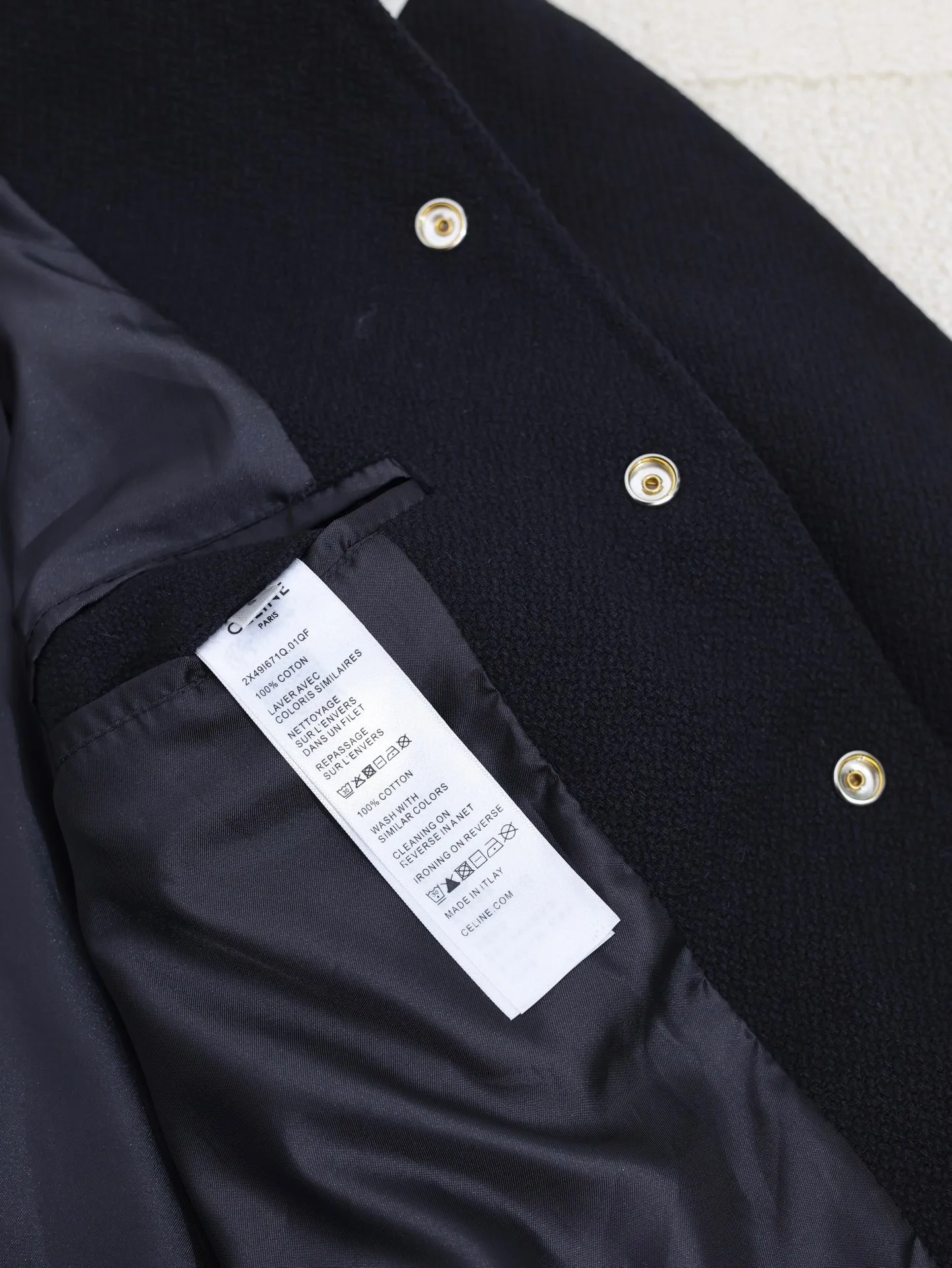 🅿️530 CELINE 24FW shoulder patch leather baseball jacket. The fabric is made of wool blended material. The whole garment uses wool threads to support detection. The shoulder position is made of leather splicing technology. The leather is soft and has clear texture. The cupro ammonia fiber lining is close to the skin and comfortable to wear. The buttons are studded with letters facing down, the same size for men and women. Code number: 46/48/50/52