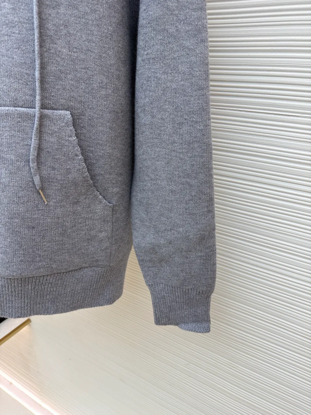 Celine Arc de Triomphe jacquard logo knitted hoodie ●Original version: purchased and developed by 12312 ●Item number: 1681935-B15 ●Fabric: wool blended fabric ●Technology: jacquard knitting ●Color: gray ●Version: fitted version ●Weight: about 1035 grams ●Size: S-M-L-XL ●Description: Made of 50% wool, 10% cashmere, 40% cotton. This fabric is originally stitched, dyed and woven. The weight of ready-made garments is about 920-960 grams. The thermal effect and upper body effect are perfect. Using the 7-needle jacquard process, a single piece of clothing takes 320 minutes to complete. The rope is custom-woven and dyed, the tail clip is made from the original mold, and the brand logo is laser-engraved on the surface. RIOMPHE embroidered loose fit hood with adjustable drawstring, metal hoop engraved with CELINE PARIS 1 kangaroo pocket with ribbed trim. The overall wiring is straight and delicate, the fabric is comfortable and soft, and the color is consistent without color difference. It can be matched with the same style to create a fashionable look and control various occasions. Customized accessories, complete with three standards, same style for men and women!