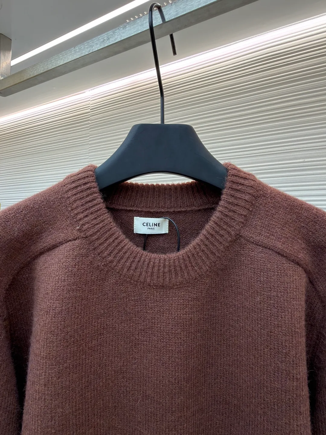 Celine Arc de Triomphe embroidered logo sweater ●Original version: Purchased and developed for 9900 ●Item number: 1681298-A45 ●Fabric: wool blended fabric ●Technology: 3D embroidery production ●Color: brown ●Version: fitted version ●Weight: about 725 grams ●Size: S-M-L-XL ●Description: Made of 35% wool, 15% cashmere, 50% cotton yarn. This fabric is soft and has a three-dimensional shape that won't change shape after being worn for a long time. The embroidery uses 3D three-dimensional embroidery, and the chest is embellished with the Arc de Triomphe embroidered logo. This style is machine-knitted with 7 needles, and the high-density thick stitching ensures warmth. Later process: washing and color fixation - fixed version - wool impurities. The overall wiring is straight and delicate, the fabric is comfortable and soft, and the color is consistent without color difference. It can be matched with the same style to create a fashionable look and control various occasions. Customized accessories, complete with three standards, same style for men and women!