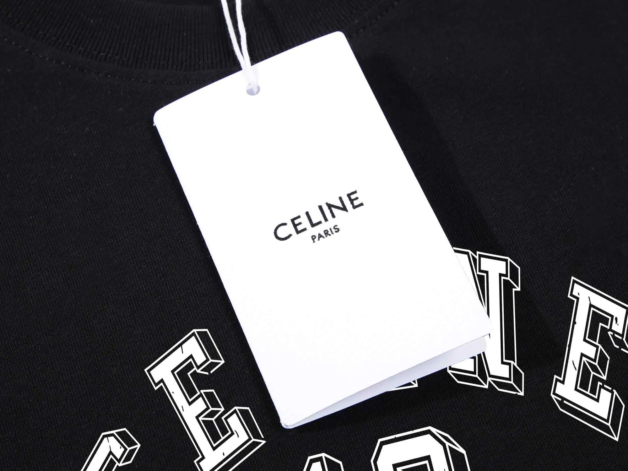 🅿️160 Celin* Celine printed letters‼ ️Short-sleeved T-shirt® *Customized 280g cotton fabric, the fabric is soft, skin-friendly and comfortable *Laminated letter logo on the front *A very simple and elegant one that is unparalleled in terms of upper body comfort, interpreting your luxury and taste, and creating your fashionable charm. ⚠️Washing method: It is recommended to dry clean or wrap the reverse side in a laundry bag and machine wash it quickly in cold water and let it dry naturally! ⚠️ Unisex style 𝐂𝐎𝐋𝐎𝐔𝐑: White Black 𝐒𝐈𝐙𝐄: S-XL