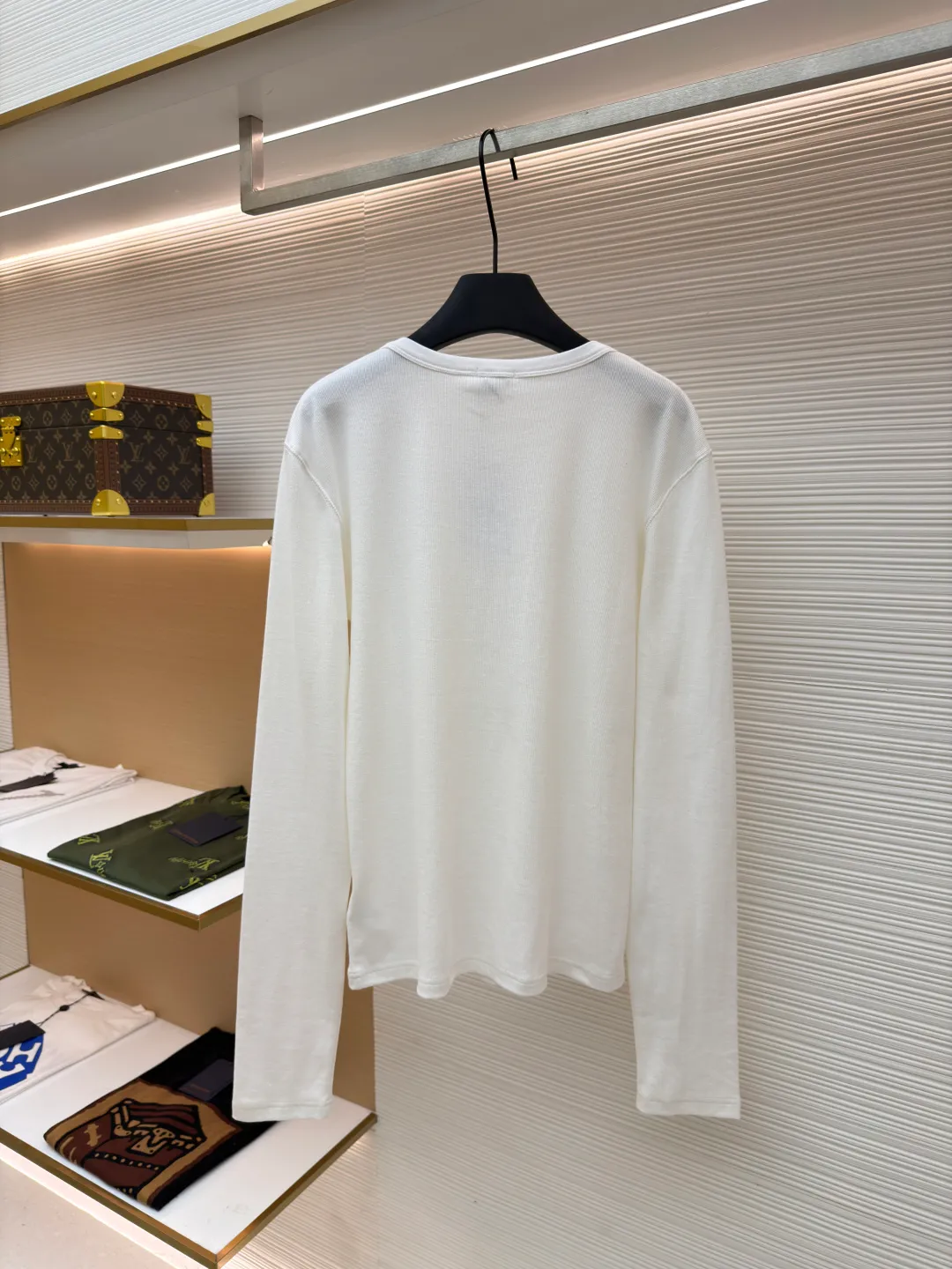 Celine Arc de Triomphe embroidered long sleeves ●Original version: Purchased and developed for 5900 ●Item number: 1680913-A10 ●Fabric: cotton knitted silk fabric ●Technology: embroidery production ●Version: fitted version ●Weight: about 250 grams ●Size: S-M-L-XL ●Description: Customized elastic and tough cotton knitted silk, soft and smooth, comfortable and skin-friendly, with pure and simple white as the main tone The iconic Celine Arc de Triomphe embroidery is embellished on the chest, which is lifelike and highly recognizable. The classic Henry collar shape and three buttons arranged neatly add a touch of retro charm to the simple body, highlighting the elegant style, minimalist elegance and natural craftsmanship. Adopt imported machine embroidery technology, use advanced computer control systems and precision mechanical components to achieve Arc de Triomphe embroidery operations with high precision. The lines are smooth and delicate, and the fabrics have been washed. It has a better hand feel and texture, is not easy to deform, is not easy to shrink, is not easy to fade, and maintains long-term beauty. The overall wiring is straight and delicate, the fabric is comfortable and soft, and the color is consistent without color difference. It can be matched with the same style to create a fashionable look and control various occasions. Customized accessories, complete with three standards, same style for men and women!