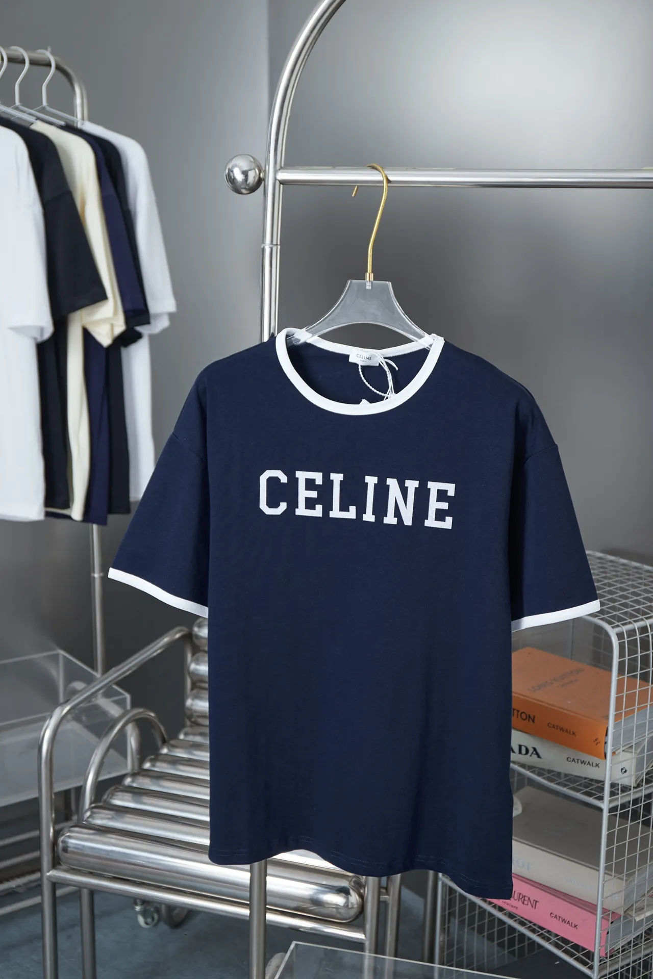 🅿️170 CELIN* 25SS early spring new style, letter printed short sleeves, light luxury, a must-have item for daily commuting for men and women, correct version, welcome to compare, detailed features · 320g 100% pure cotton double yarn jersey fabric · Special thickened 32 pieces of double yarn 1X1 thread in the same cylinder custom dyeing · Classic letter logo flocking printing on the front. Collar, cuffs contrasting threads · Double-needle sewing and cross-seam technology · Original main mark, washed tag, brand moisture-proof paper packaging Color: White Size: S/M/L/XL