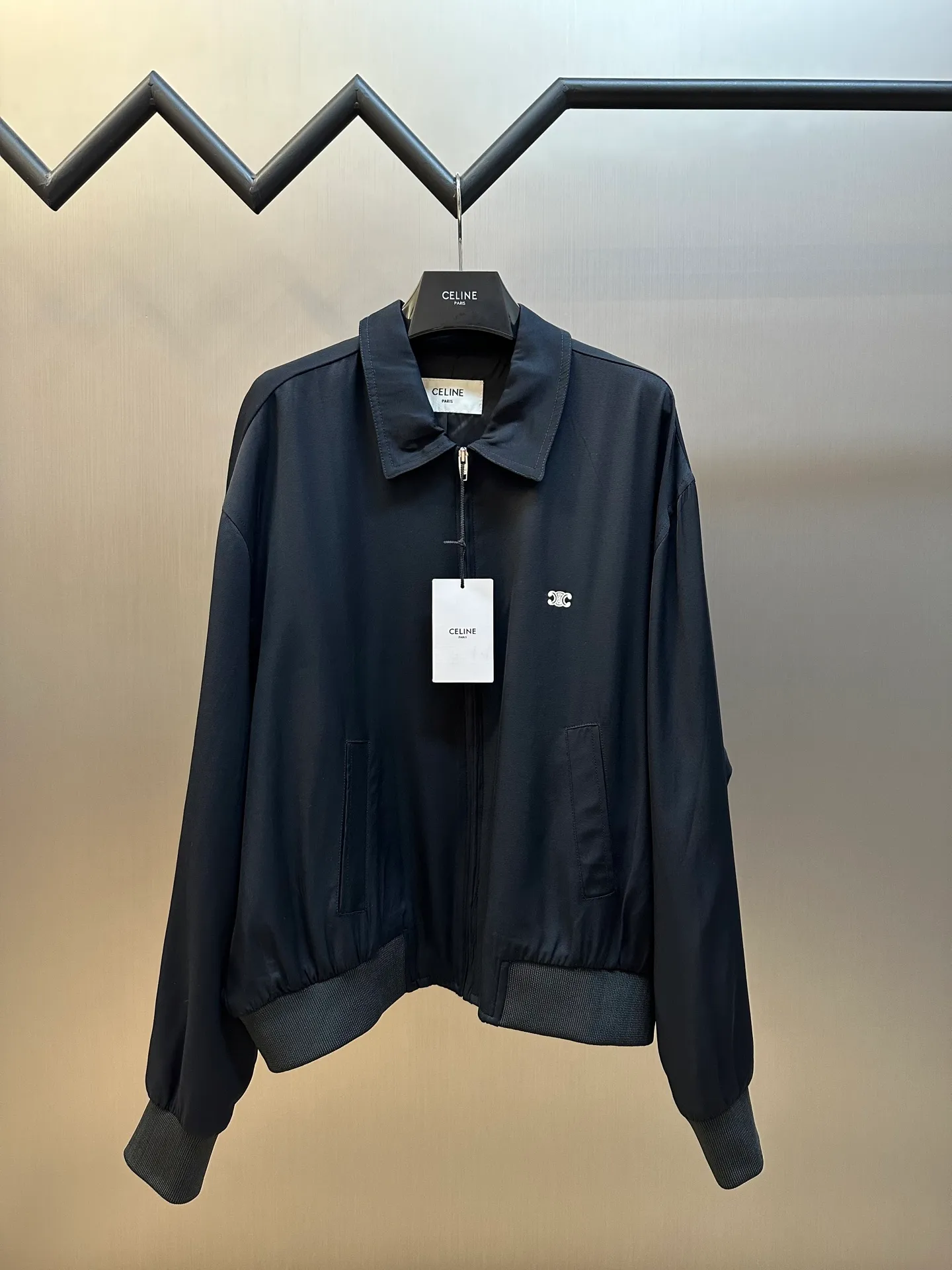 🅿️640 Celine rayon zipper jacket The fabric is made of the highest-end fabrics except mulberry silk. The process requirements for custom-woven and dyed fabrics are strict and require high technology! Lined with 100% viscose to ensure breathability, classic workwear fit, white TRIOMPHE embroidery on the chest, two diagonal suit pockets, and wool blend threads on the cuffs and hem.  size:42.44.46.48