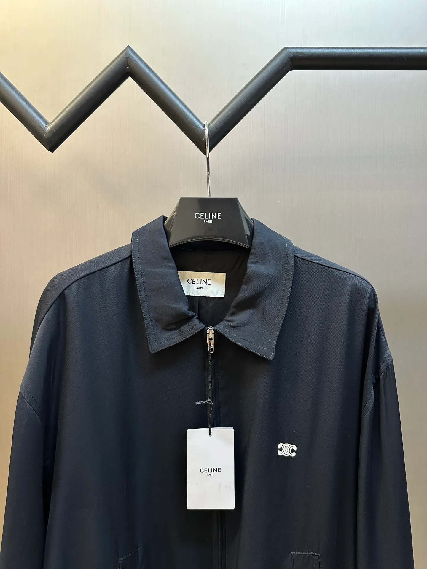🅿️640 Celine rayon zipper jacket The fabric is made of the highest-end fabrics except mulberry silk. The process requirements for custom-woven and dyed fabrics are strict and require high technology! Lined with 100% viscose to ensure breathability, classic workwear fit, white TRIOMPHE embroidery on the chest, two diagonal suit pockets, and wool blend threads on the cuffs and hem.  size:42.44.46.48