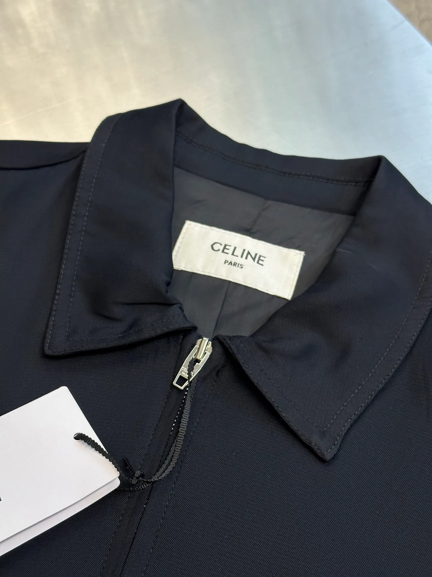🅿️640 Celine rayon zipper jacket The fabric is made of the highest-end fabrics except mulberry silk. The process requirements for custom-woven and dyed fabrics are strict and require high technology! Lined with 100% viscose to ensure breathability, classic workwear fit, white TRIOMPHE embroidery on the chest, two diagonal suit pockets, and wool blend threads on the cuffs and hem.  size:42.44.46.48