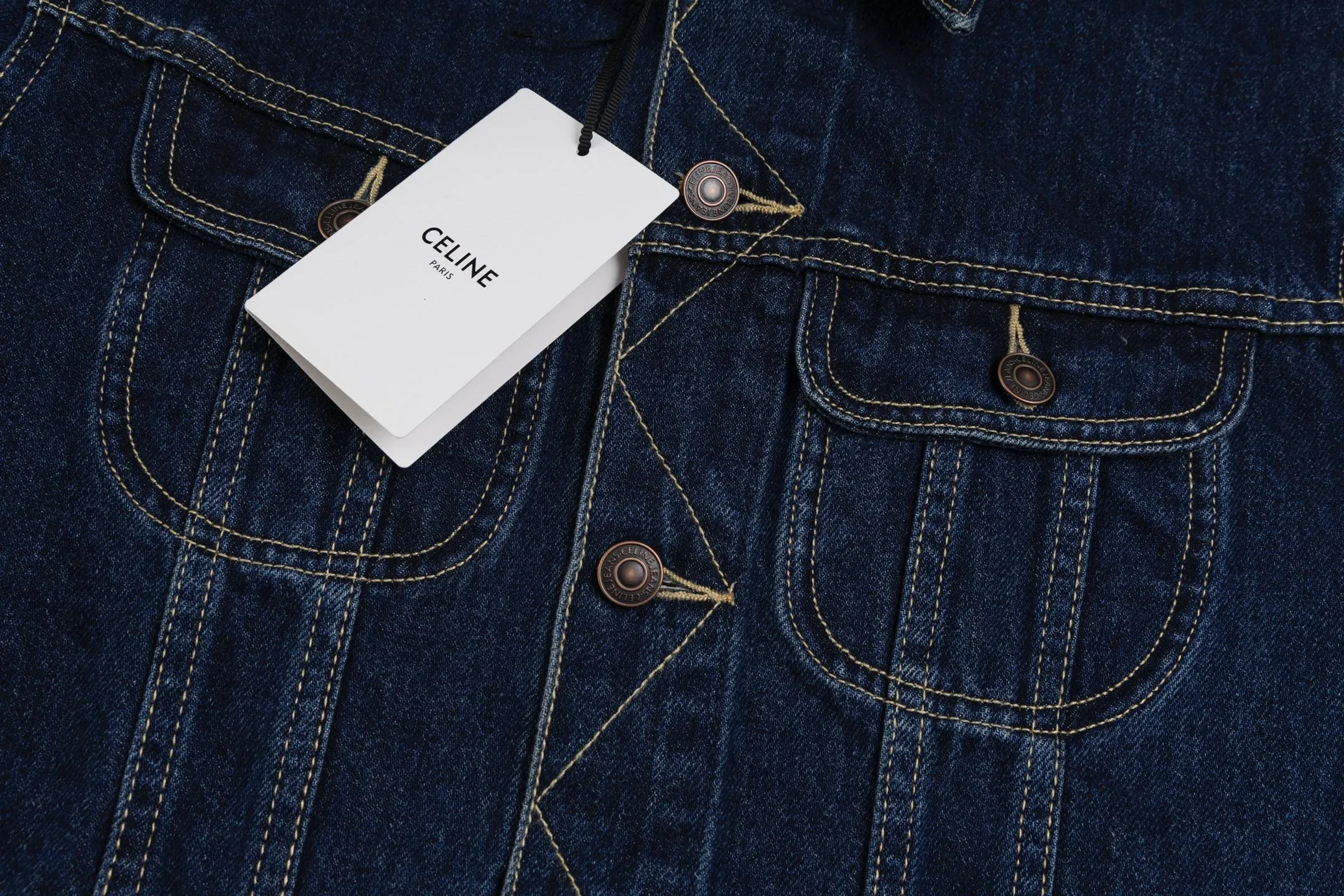 🅿️600 [Exclusive supply] Celine patch embroidered denim denim jacket Pure cotton denim fabric is a unique blended fabric made of pure cotton and denim. It not only maintains the softness and breathability of pure cotton, but also enhances the toughness and wear resistance of the fabric. This kind of fabric has a thick texture, is comfortable to wear, has good breathability, and also has a certain degree of elasticity and wrinkle resistance. Sand washing is a kind of post-processing process for jeans, which makes the clothes have a certain fading effect and a sense of staleness after washing. During the sand washing process, the clothes will be rubbed with pumice stones or sand particles in a special sand washing machine to produce a uniform layer of plush on the surface of the fabric, giving the denim cloth a special texture and feel. Laser cutting patch embroidery technology is a form of technology that uses laser cutting equipment to accurately cut patch fabrics, and then sews them onto clothing or other fabrics through an embroidery machine. The laser-cut cuts are smooth and eliminate the need for hemming, which improves the overall quality of the patch embroidery. The classic shirt collar style, combined with simple lines and neat tailoring, shows a clean and neat style. At the same time, details such as the cuffs, collar and hem of the shirt have also been carefully designed, adding to the overall sense of fashion and sophistication. Size:XS-S-M-L