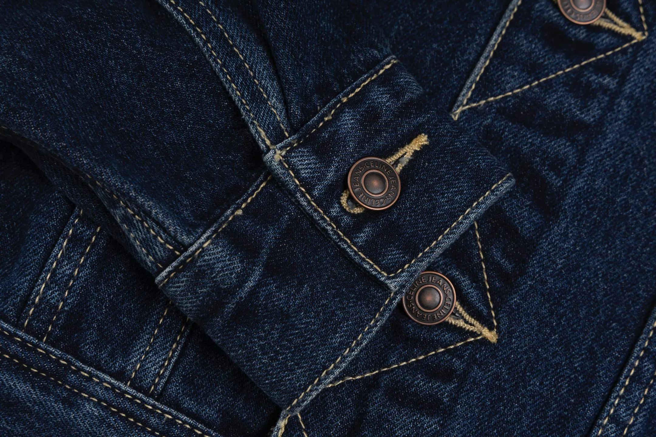 🅿️600 [Exclusive supply] Celine patch embroidered denim denim jacket Pure cotton denim fabric is a unique blended fabric made of pure cotton and denim. It not only maintains the softness and breathability of pure cotton, but also enhances the toughness and wear resistance of the fabric. This kind of fabric has a thick texture, is comfortable to wear, has good breathability, and also has a certain degree of elasticity and wrinkle resistance. Sand washing is a kind of post-processing process for jeans, which makes the clothes have a certain fading effect and a sense of staleness after washing. During the sand washing process, the clothes will be rubbed with pumice stones or sand particles in a special sand washing machine to produce a uniform layer of plush on the surface of the fabric, giving the denim cloth a special texture and feel. Laser cutting patch embroidery technology is a form of technology that uses laser cutting equipment to accurately cut patch fabrics, and then sews them onto clothing or other fabrics through an embroidery machine. The laser-cut cuts are smooth and eliminate the need for hemming, which improves the overall quality of the patch embroidery. The classic shirt collar style, combined with simple lines and neat tailoring, shows a clean and neat style. At the same time, details such as the cuffs, collar and hem of the shirt have also been carefully designed, adding to the overall sense of fashion and sophistication. Size:XS-S-M-L