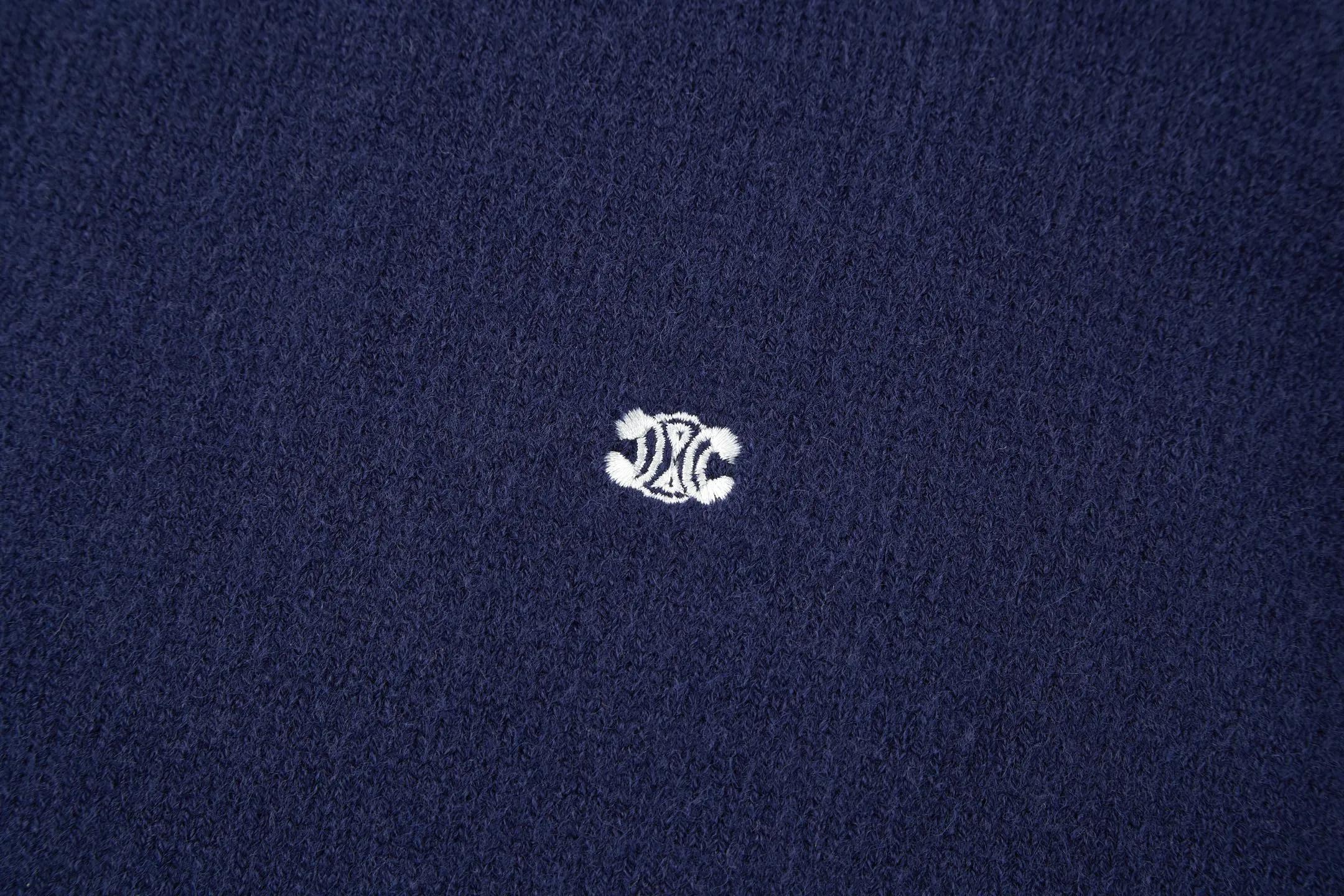 🅿️370 [Exclusive supply] Celine Arc de Triomphe embroidered logo sweater (royal blue). The original version was purchased and developed for 9,900. The fabric is made of 35% wool, 15% cashmere, and 50% cotton yarn. This fabric is soft and has a three-dimensional shape that won't change shape after being worn for a long time. The embroidery uses 3D three-dimensional embroidery, and the chest is embellished with the Arc de Triomphe embroidered logo. This style is machine-knitted with 7 needles, and the high-density thick stitching ensures warmth. Later process: washing and color fixation - fixed version - wool impurities. Size:S-M-L-XL