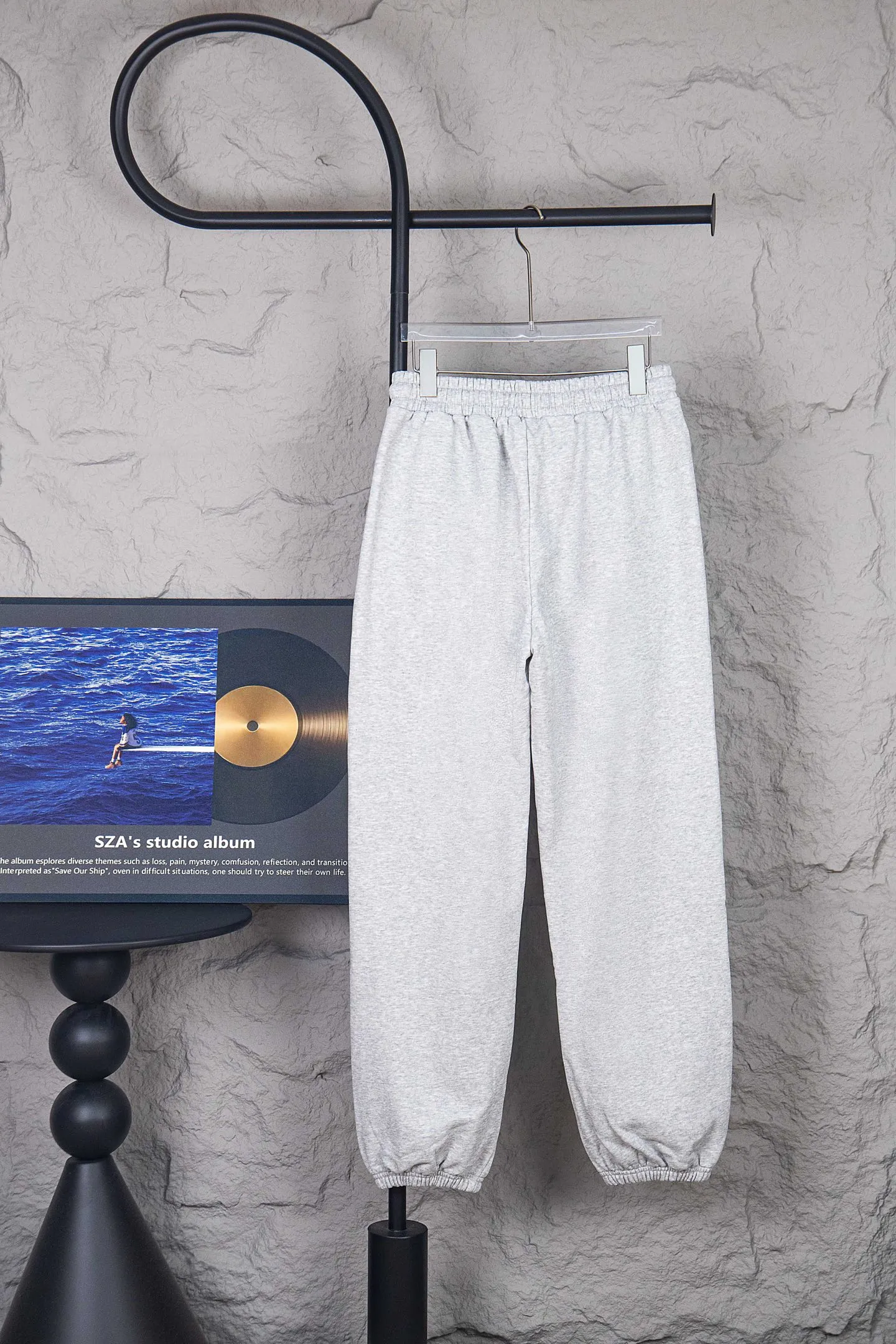 🅿️200 Style No.: M251 CELINE/Celine Webbing Letter Logo Sports Casual Pants, Street Artifact, OOTD Wear Magic, The Color is Very Positive, Very Eye-catching! Knitted cotton fabric supplied by customers. It is refreshing and breathable against the skin. It is a casual trouser for all seasons. It is also very breathable and dry in summer and will not get greasy when worn close to the body. The lining is moisture-wicking terry cotton. The overall design of the trousers is very clean. The white color of Klein blue does not need any decoration. The CE white letter embroidery logo on the pocket is gorgeous and Raven, highlighting the style of the main body. The elastic waistband + drawstring are matched with the design of the trouser leg cuffs. The whole thing is a FEEL for fashionistas! Simple, clean and trendy as hell! Size：S-XL