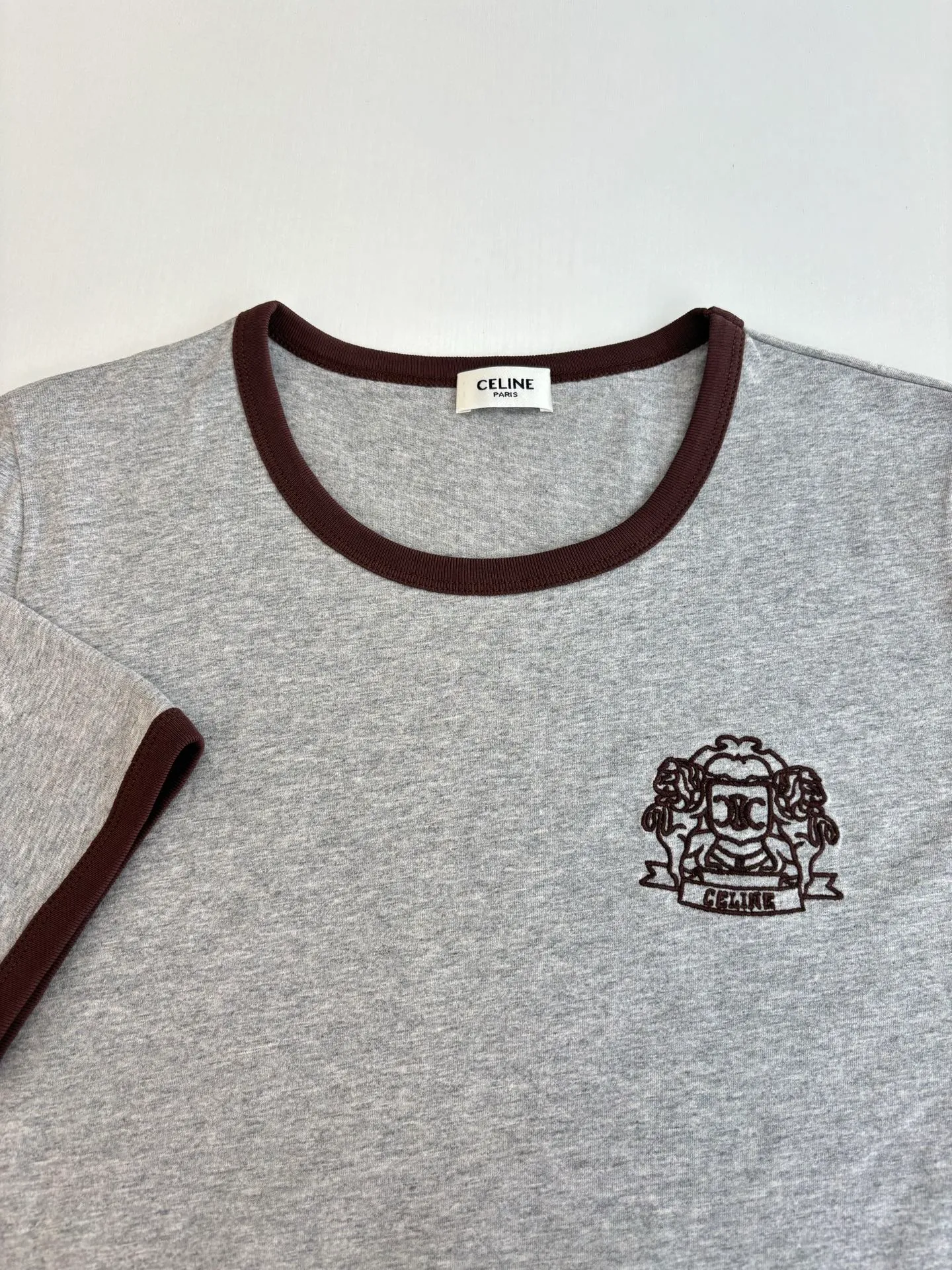 🅿️250 Celien*/Celien 25Ss new round neck badge embroidered short-sleeved T-shirt. Imported cotton material, comfortable, breathable and full of texture. All-over solid base with contrasting edge design on the collar and cuffs. The chest is embellished with the iconic letter badge embroidery decoration to highlight the brand tone and the upper body is simple and elegant. Regular short-sleeved T-shirt tailoring to create a personalized style. It is stylish and stylish when worn alone. Size: S/M/L