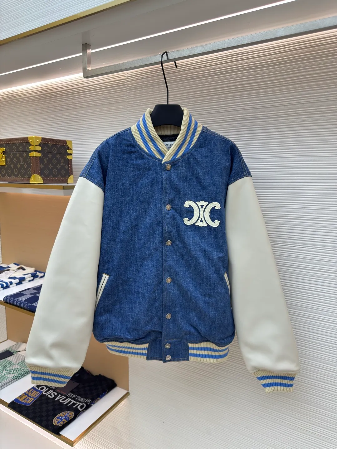 Celine washed denim baseball jacket ●Authentic product: purchased and developed by 11449 ●Item number: 1680070-B90 ●Fabric: washed denim fabric ●Technology: made on positioning cutting machine ●Version: fitted version ●Weight: about 1350 grams ●Size: S-M-L-XL ●Description: Washed denim loose baseball exclusive high version! The loose-fitting baseball uniform with a neutral style is very good-looking for taking photos and so on. It is just right wide and can be worn with basics underneath. It is simple and casual. It is very practical for daily wear. It is really good-looking and versatile! The overall wiring is straight and delicate, the fabric is comfortable and soft, and the color is consistent without color difference. It can be matched with the same style to create a fashionable look and control various occasions. Customized accessories, complete with three standards, same style for men and women!
