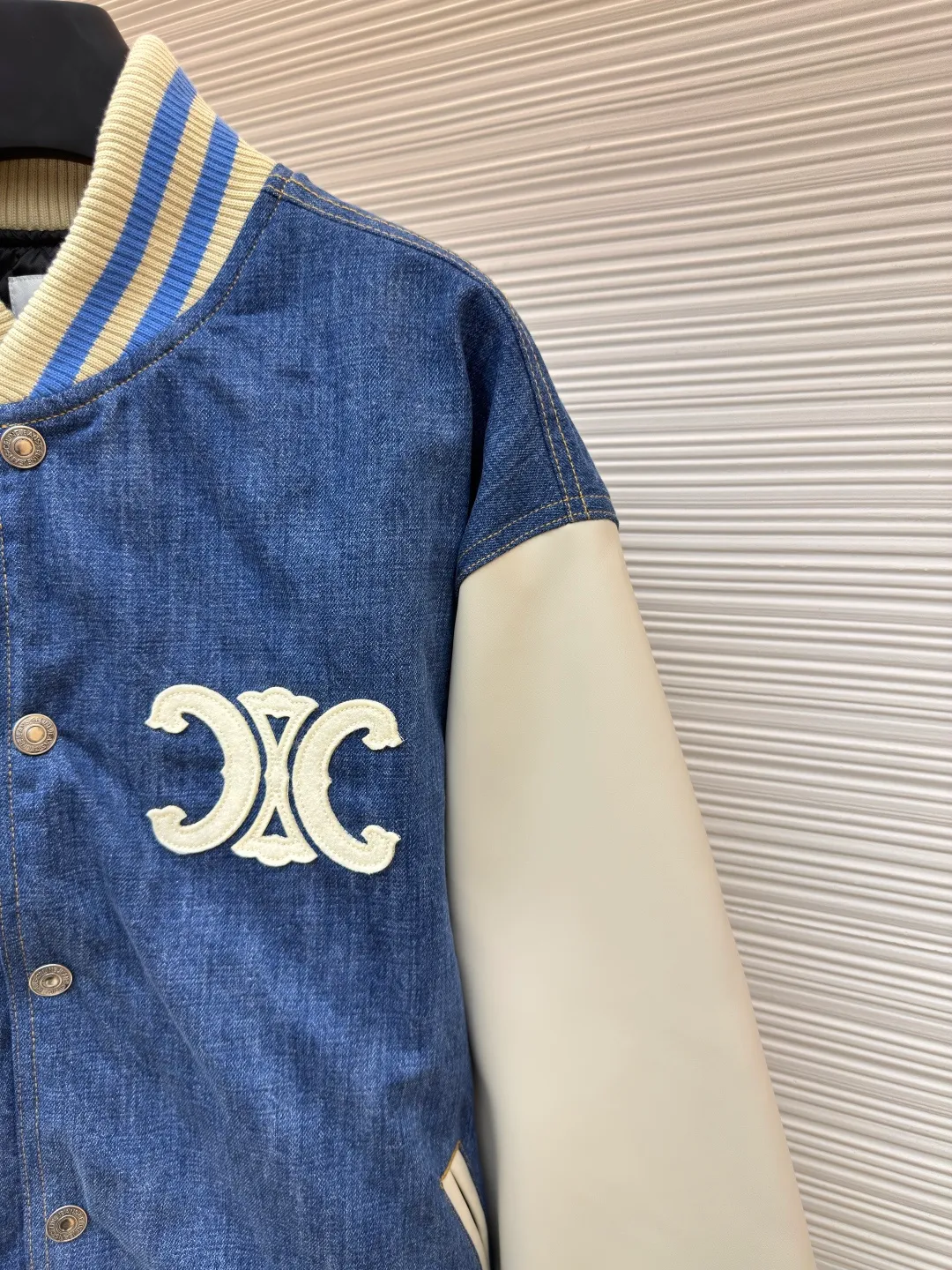 Celine washed denim baseball jacket ●Authentic product: purchased and developed by 11449 ●Item number: 1680070-B90 ●Fabric: washed denim fabric ●Technology: made on positioning cutting machine ●Version: fitted version ●Weight: about 1350 grams ●Size: S-M-L-XL ●Description: Washed denim loose baseball exclusive high version! The loose-fitting baseball uniform with a neutral style is very good-looking for taking photos and so on. It is just right wide and can be worn with basics underneath. It is simple and casual. It is very practical for daily wear. It is really good-looking and versatile! The overall wiring is straight and delicate, the fabric is comfortable and soft, and the color is consistent without color difference. It can be matched with the same style to create a fashionable look and control various occasions. Customized accessories, complete with three standards, same style for men and women!